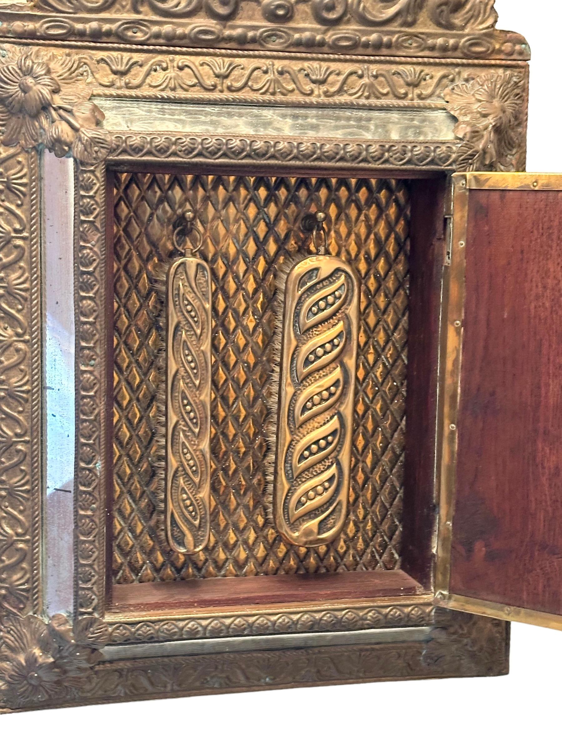 Verspiegelter Wandschrank im Used-Look, Holz mit Messingbezug, antik, 1890er Jahre (Metall) im Angebot