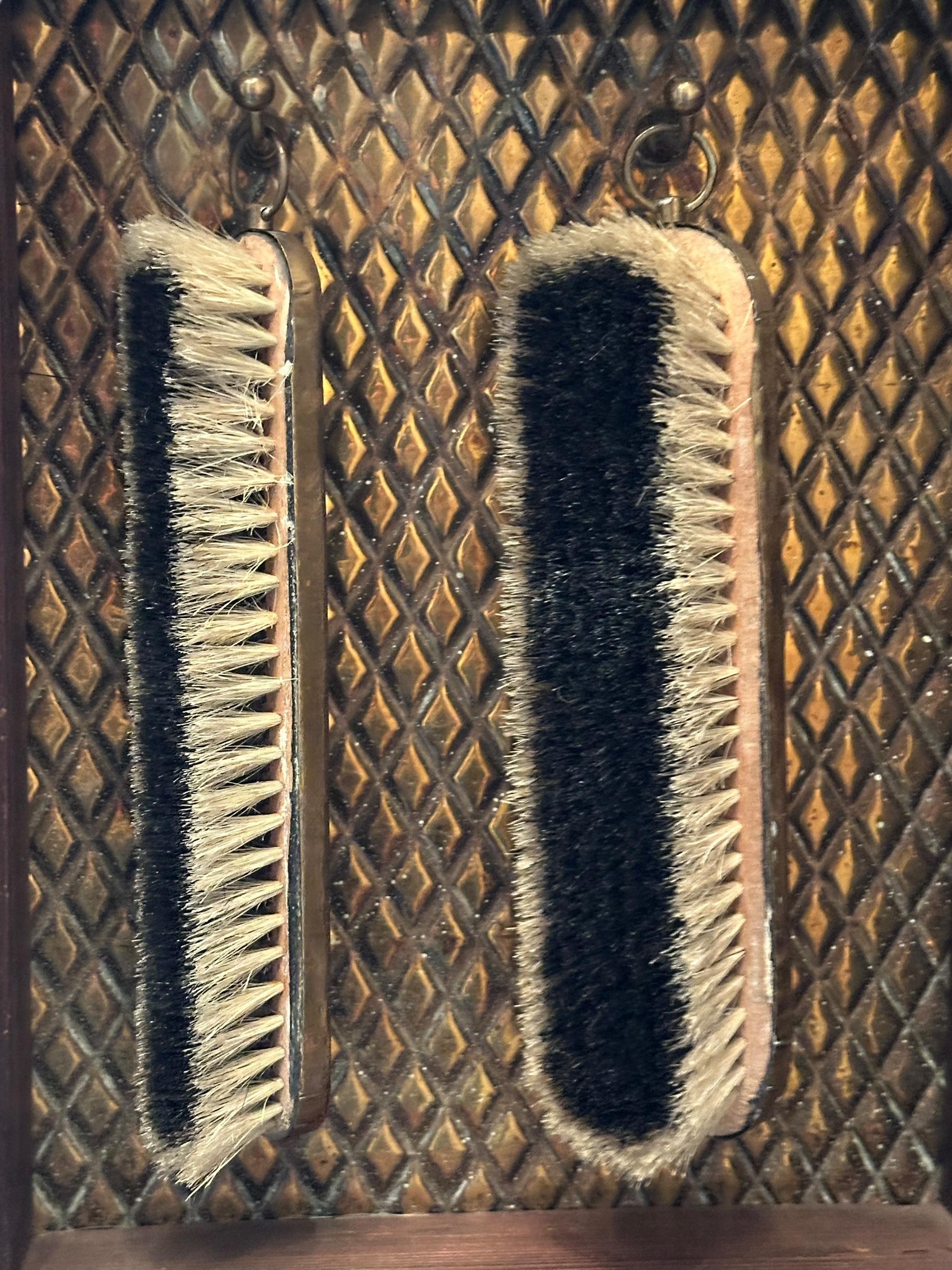 Verspiegelter Wandschrank im Used-Look, Holz mit Messingbezug, antik, 1890er Jahre im Angebot 1