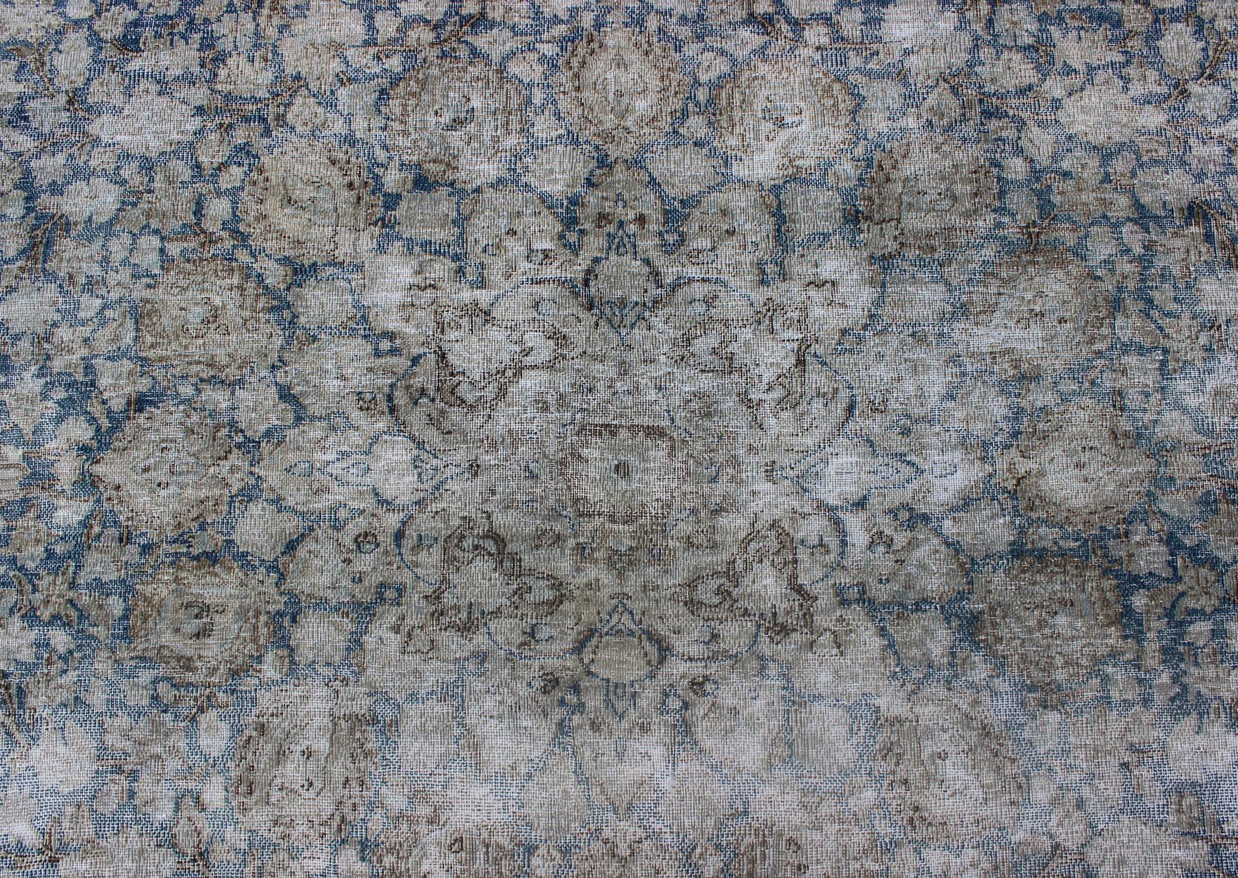 Tapis de conception moderne vieillie et délavé aux couleurs délavées, Perse, années 1950 en vente 6