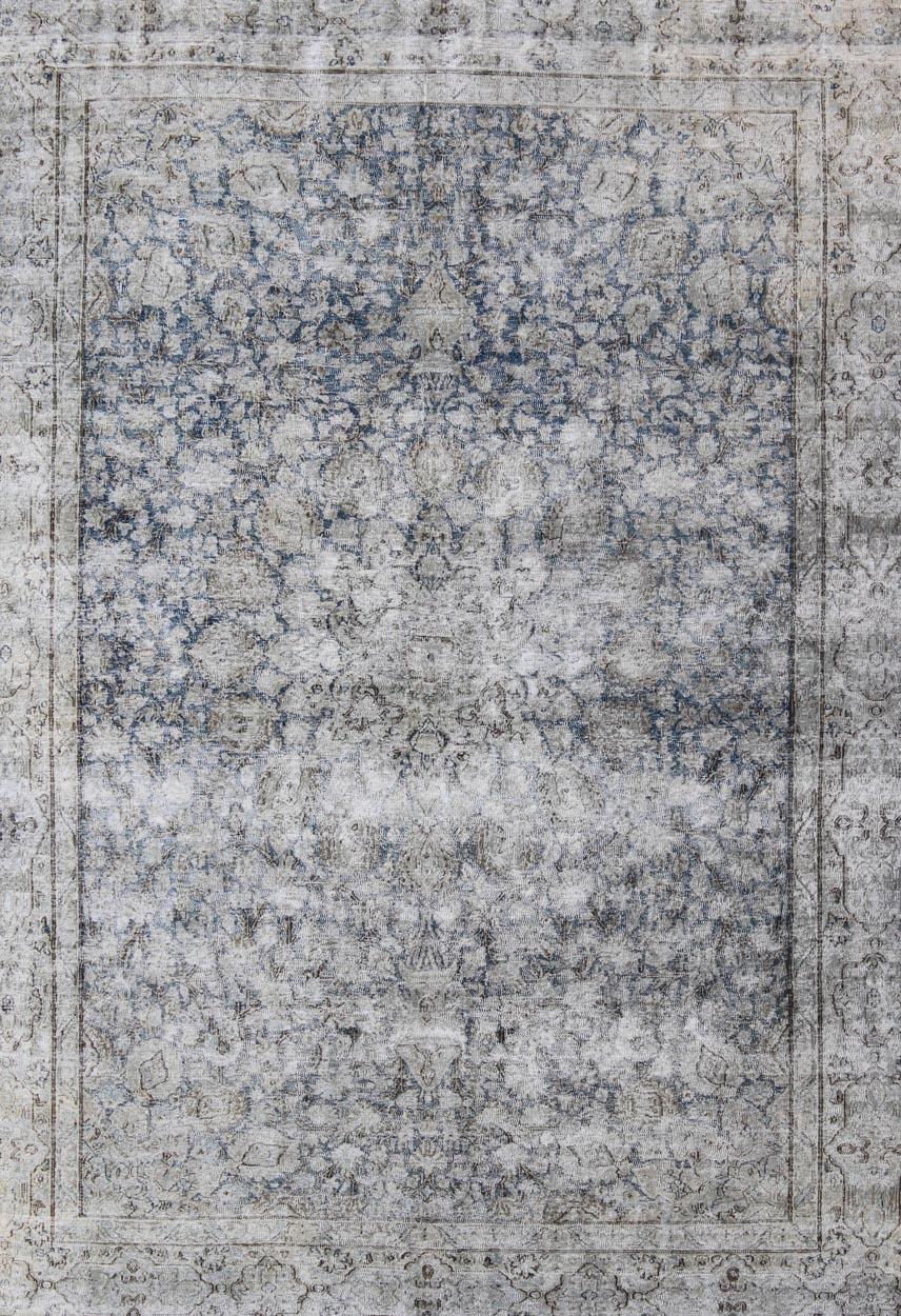 Moderne Tapis de conception moderne vieillie et délavé aux couleurs délavées, Perse, années 1950 en vente