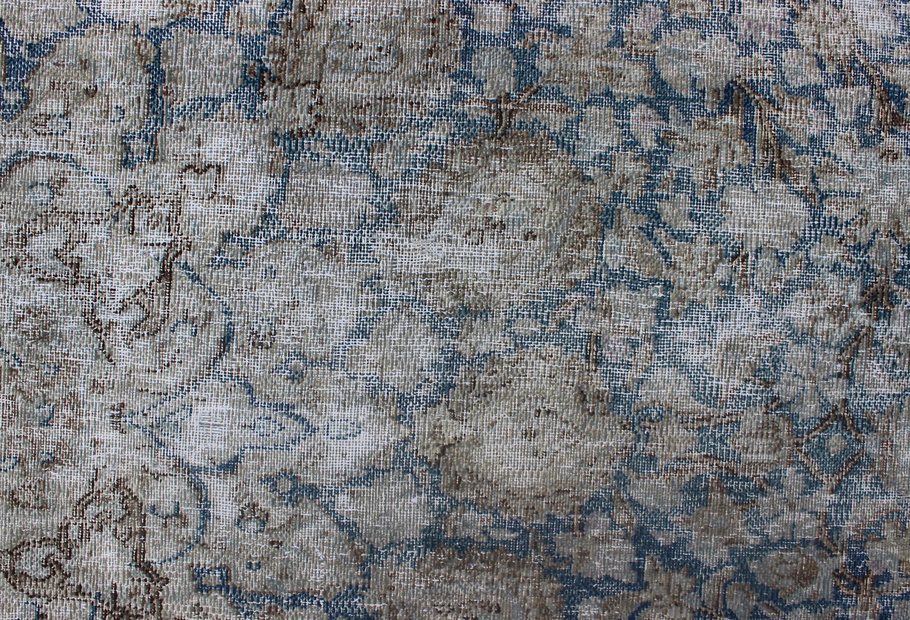 Tapis de conception moderne vieillie et délavé aux couleurs délavées, Perse, années 1950 en vente 2