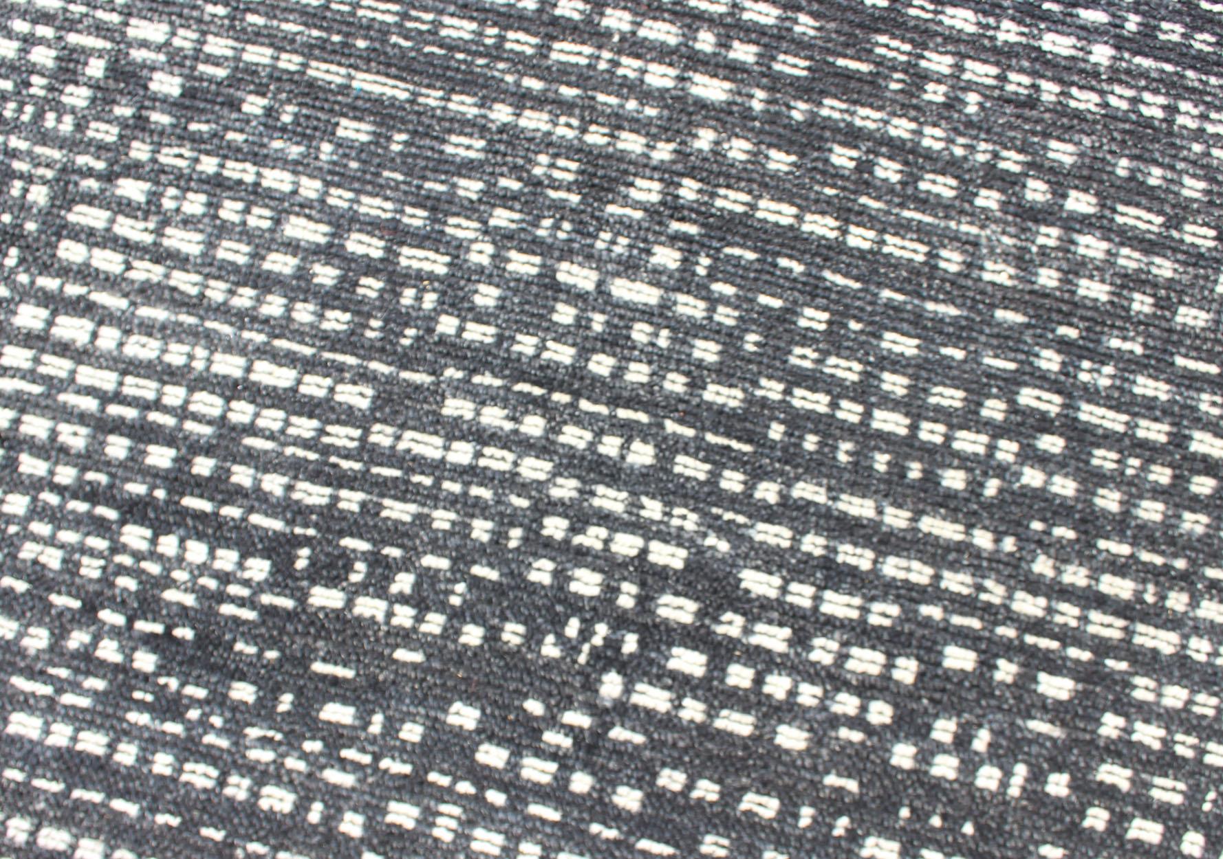 Distressed Modern Indian Wool Area Rug in Charcoal And White 9'0 x 11'11 In Excellent Condition For Sale In Atlanta, GA