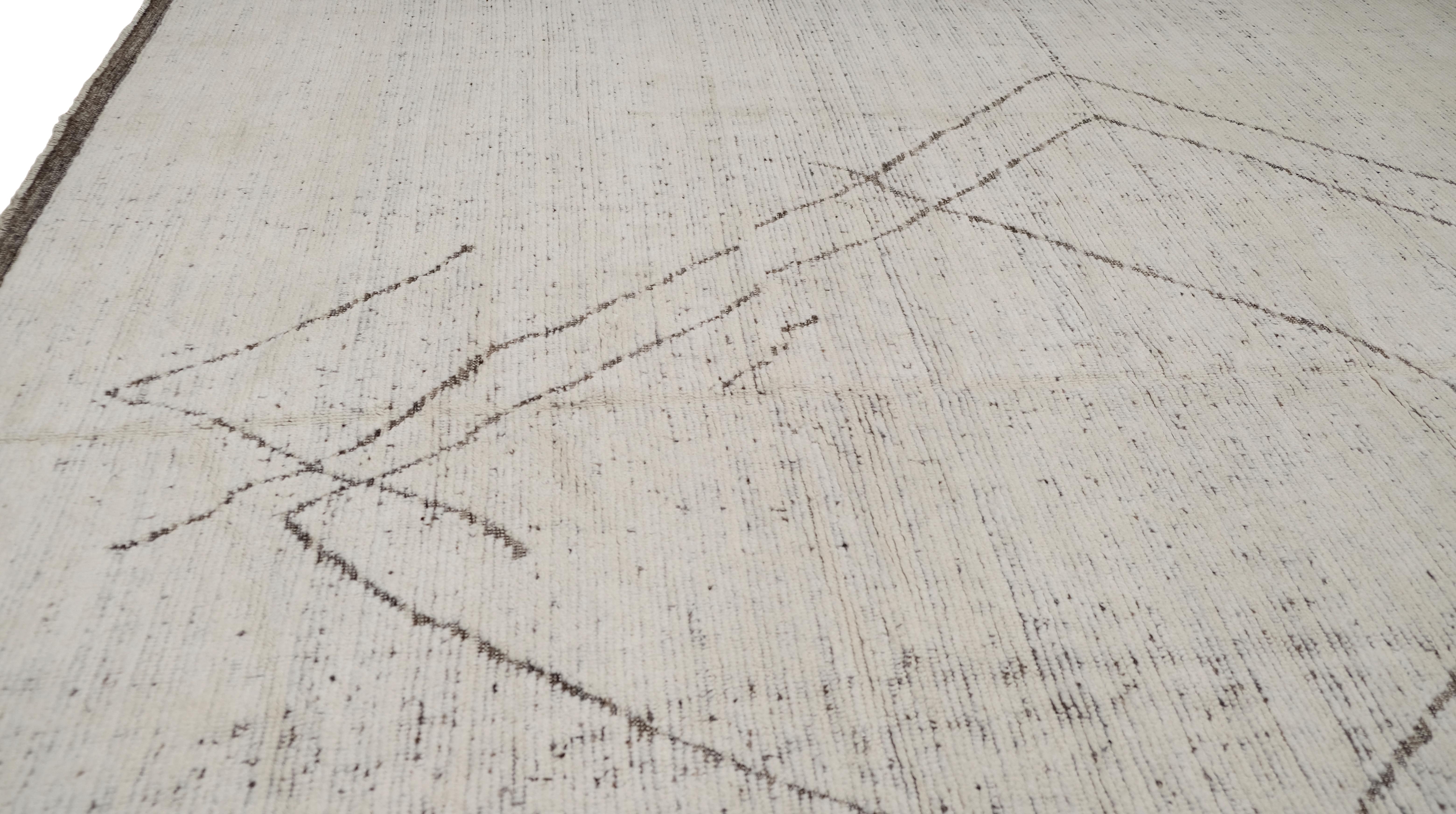 Organique Tapis moderne marocain vieilli 10'4''x14' en vente