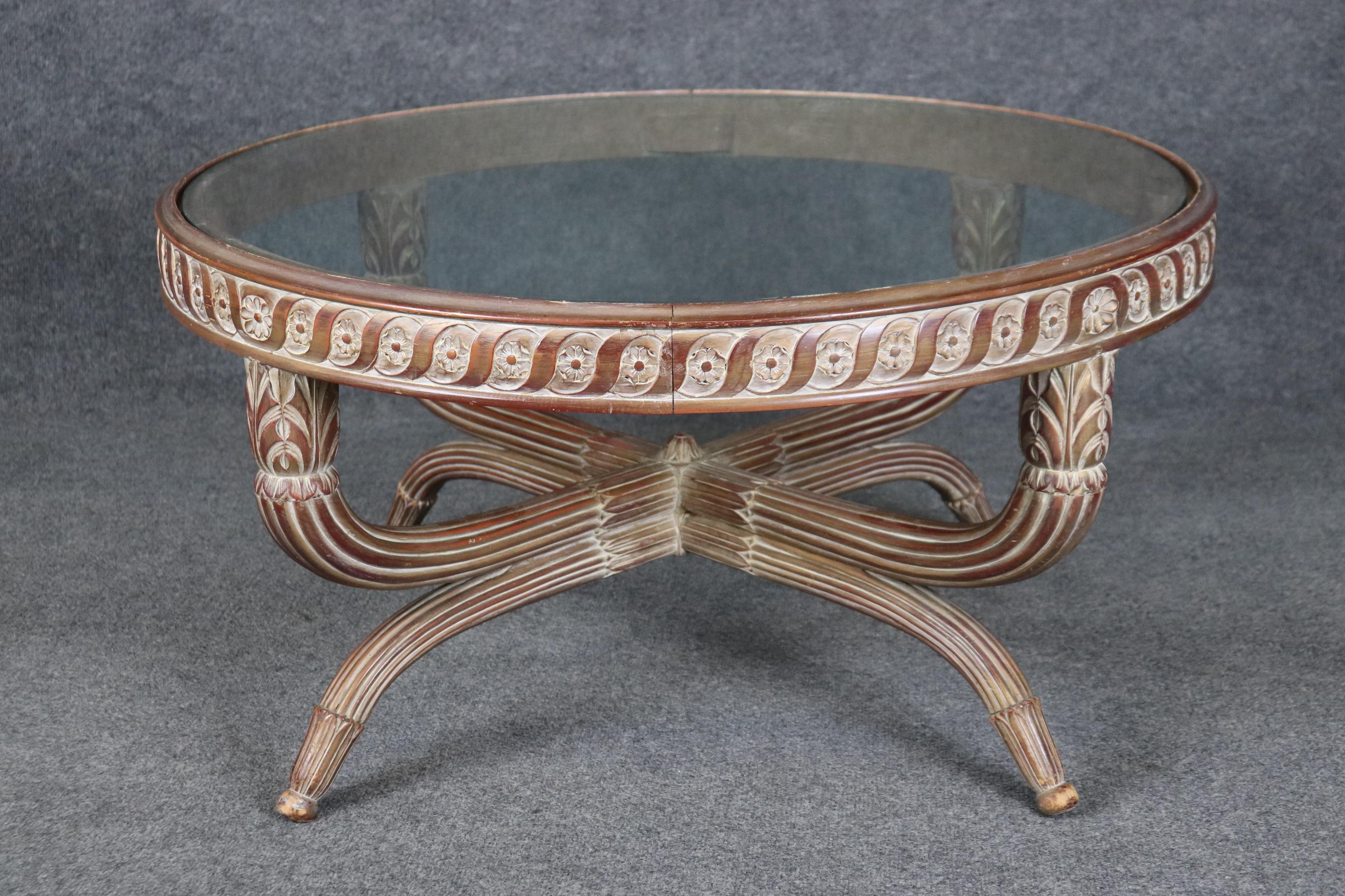 Dimensions - H : 18 1/2in W : 36 1/4in D : 36 1/4in 

Cette table basse ou table à cocktail à plateau en verre de style Directoire, décorée à la peinture vieillie, est fabriquée avec la plus haute qualité ! Si vous regardez les photos fournies, vous