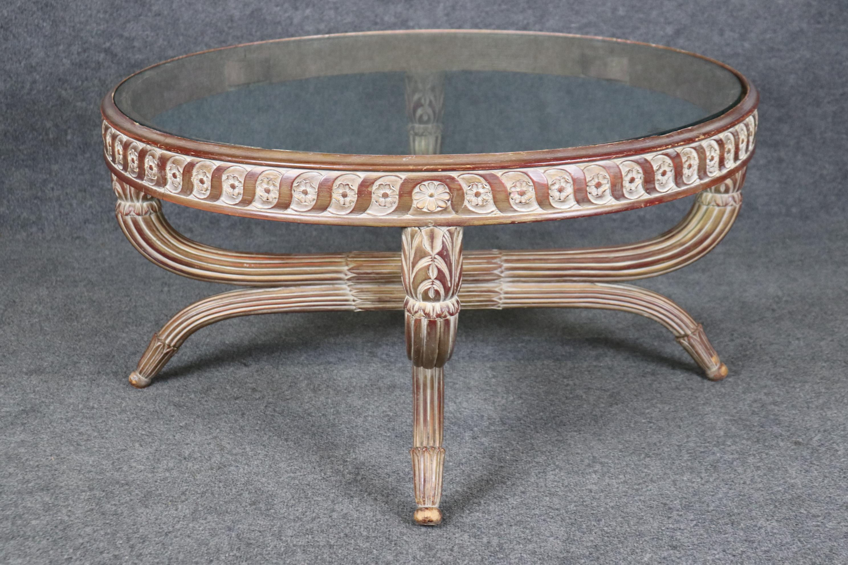 Louis XVI Table basse à plateau en verre de style Directoire décorée à la peinture vieillie en vente