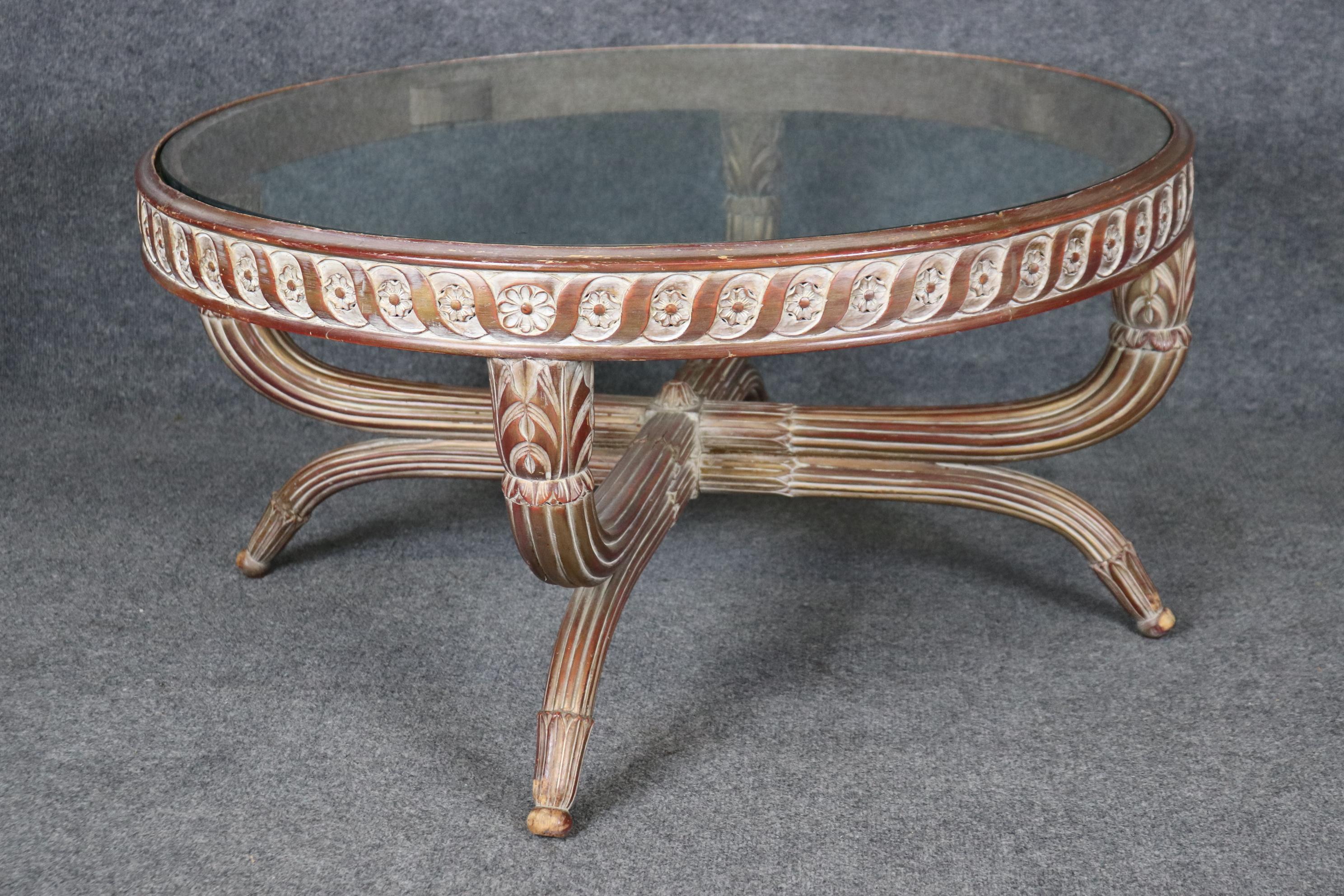 Inconnu Table basse à plateau en verre de style Directoire décorée à la peinture vieillie en vente