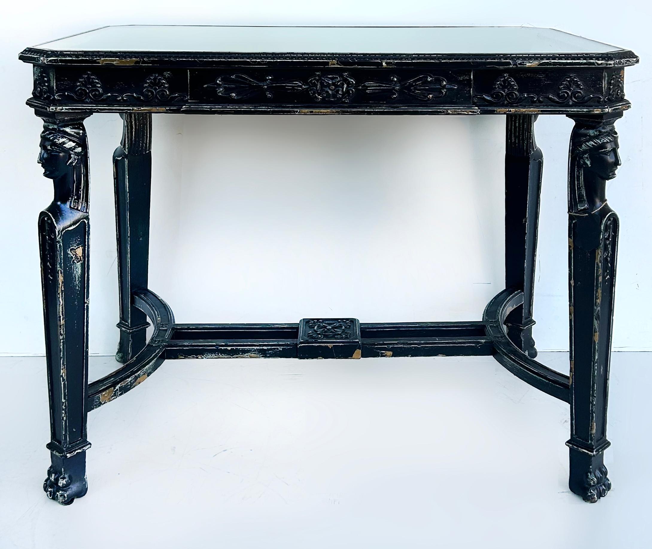 Tavolo consolle in stile Revival egiziano verniciato con vetro incastonato

In vendita c'è una consolle dipinta e rovinata in stile revival egiziano.  Il tavolo è dotato di targhette in vetro incastonate sul piano.