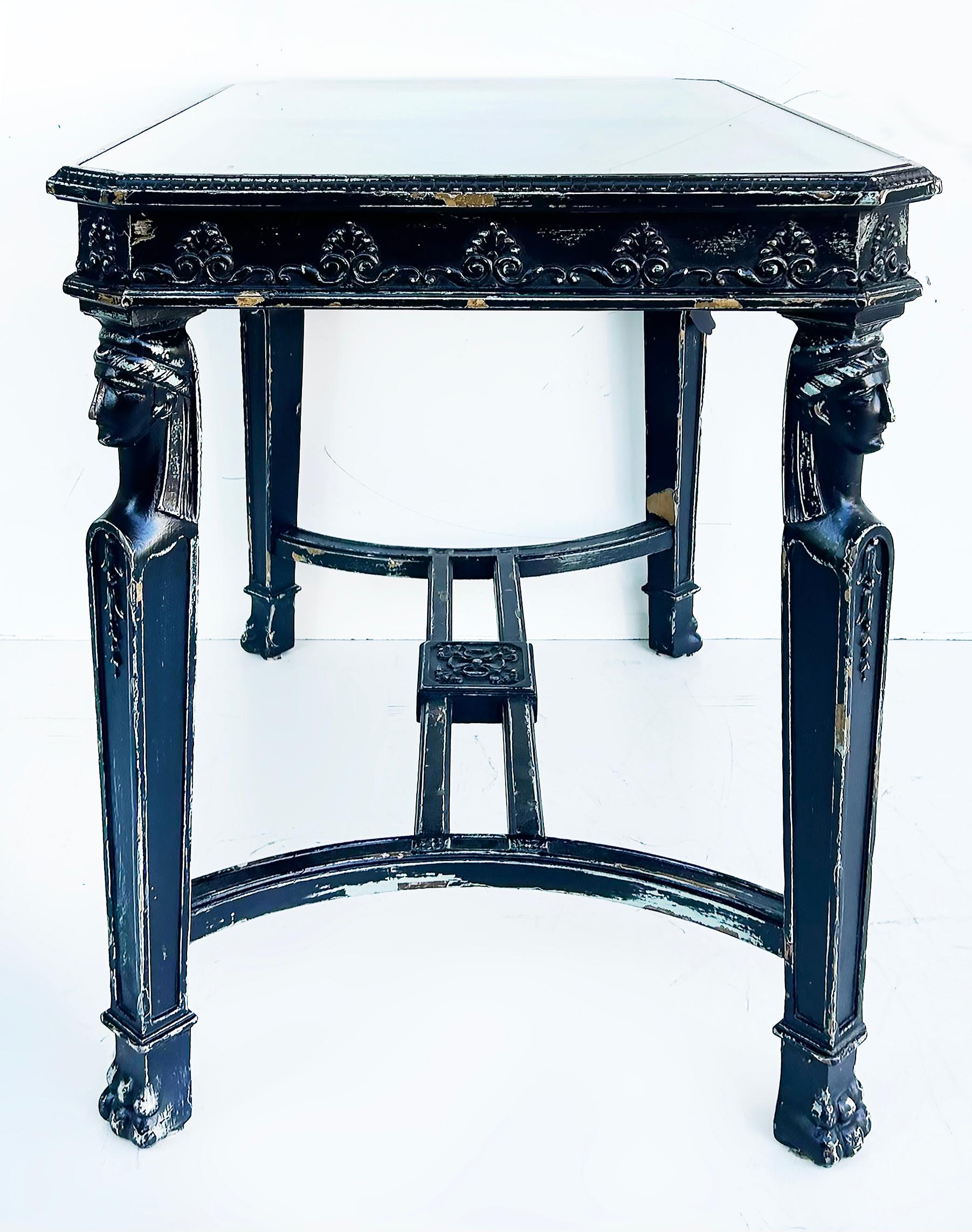 Neoegizio Tavolo consolle in stile Revival egiziano verniciato con vetro incastonato in vendita
