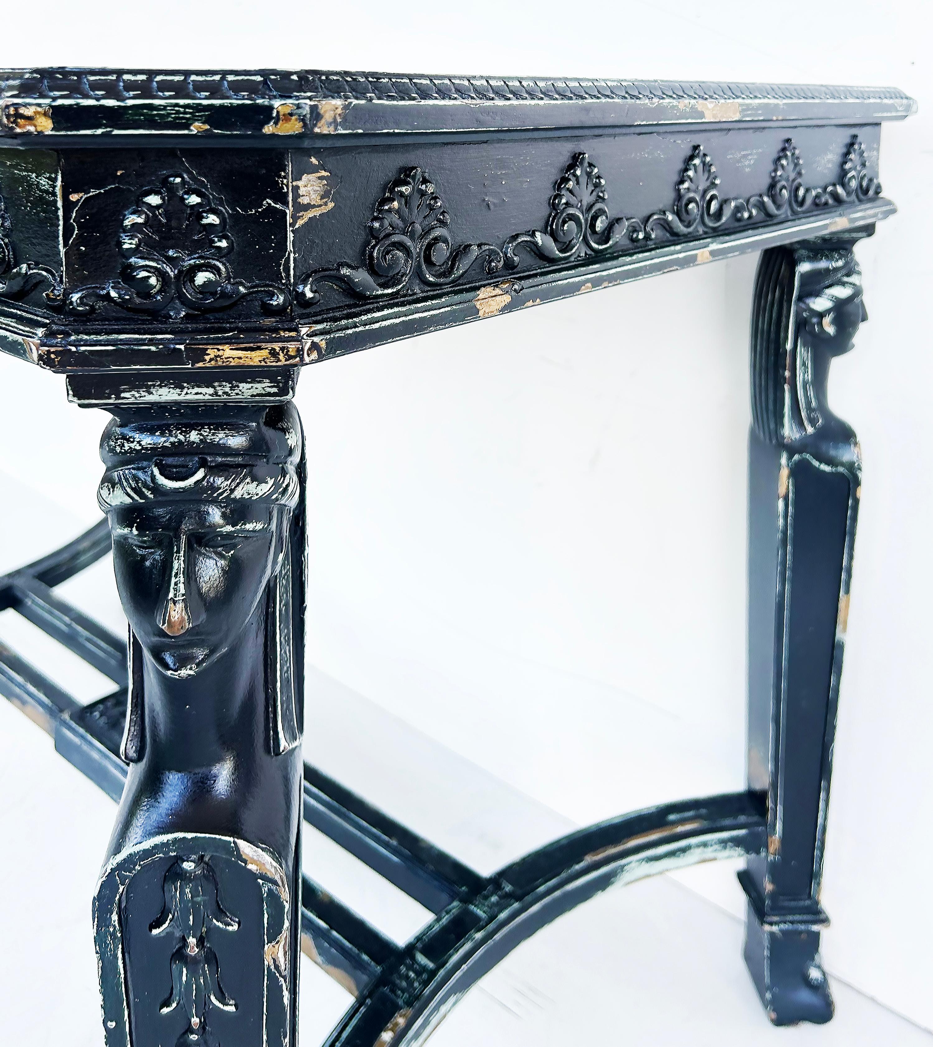 Tavolo consolle in stile Revival egiziano verniciato con vetro incastonato In condizioni buone in vendita a Miami, FL