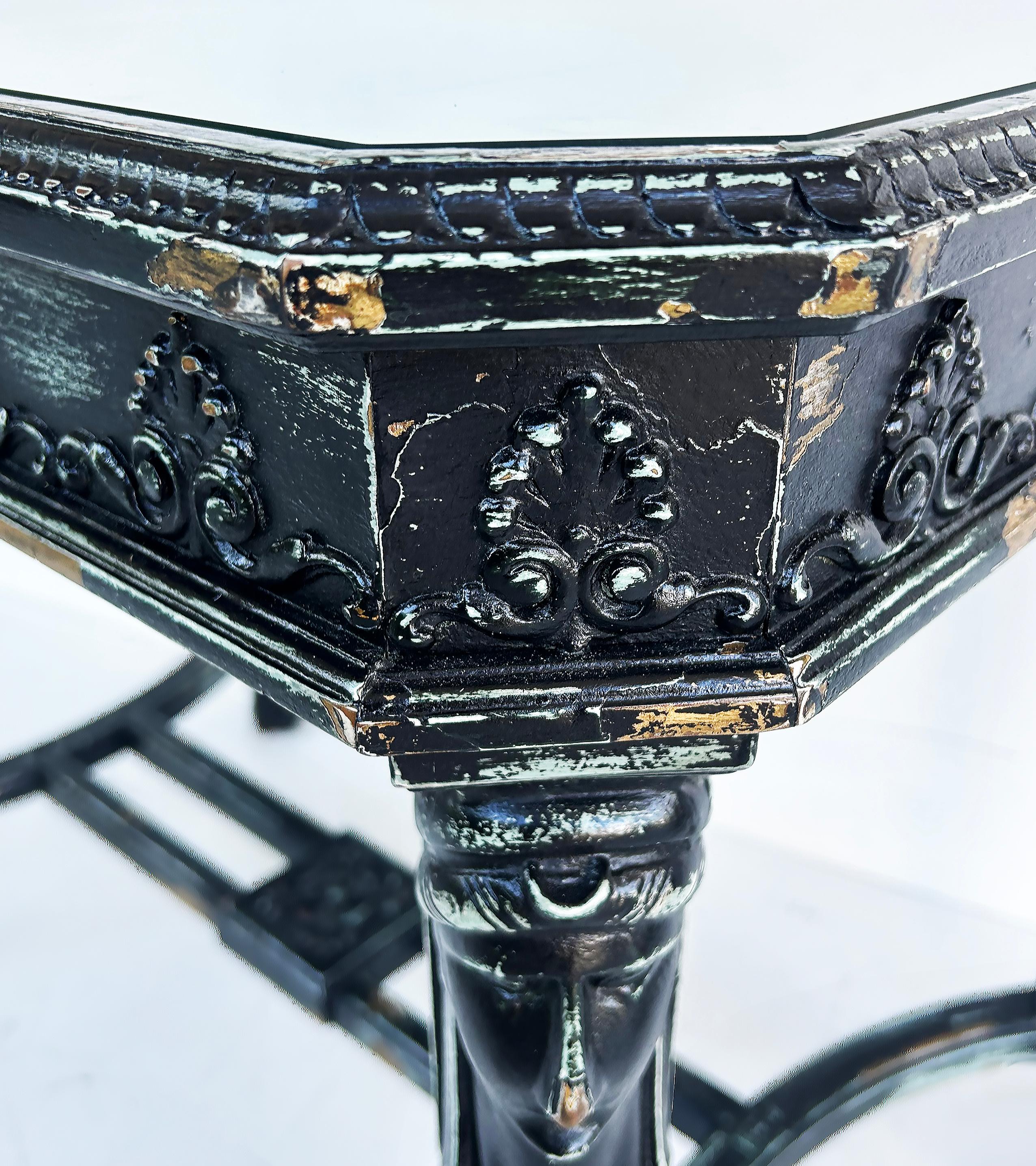 XX secolo Tavolo consolle in stile Revival egiziano verniciato con vetro incastonato in vendita