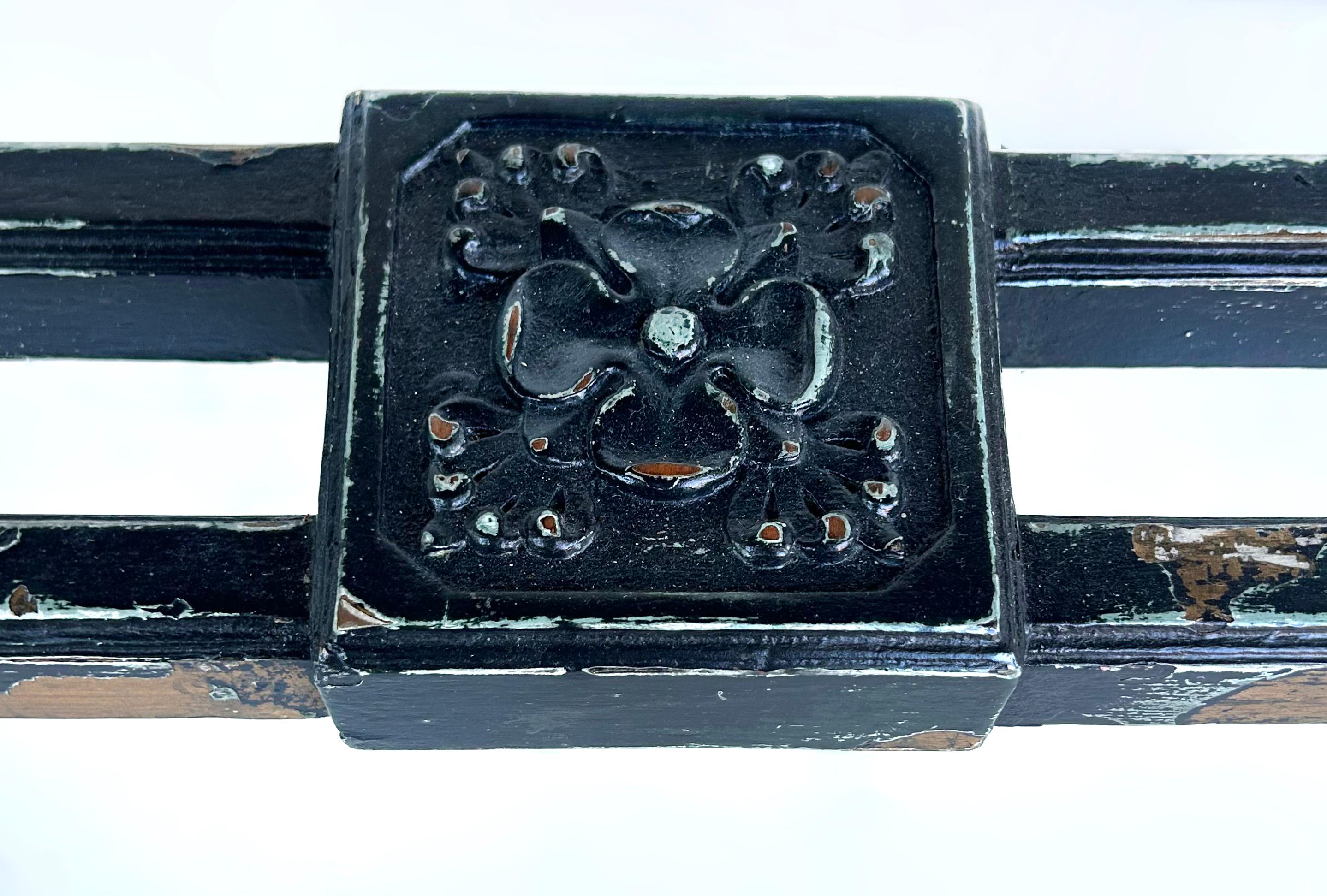 Vetro Tavolo consolle in stile Revival egiziano verniciato con vetro incastonato in vendita