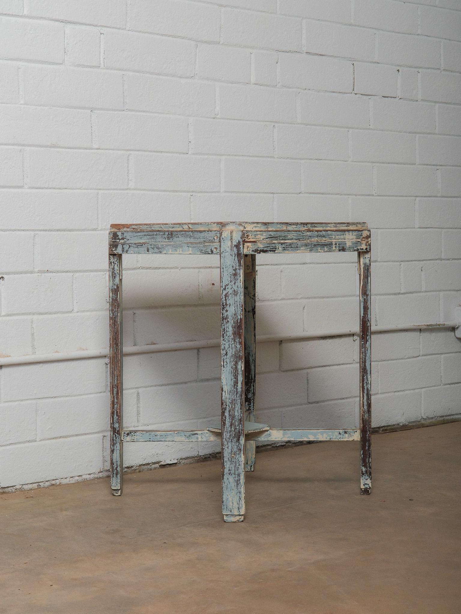 Rustique Distressed Painted Wooden Accent Table with Weathered Blue Patina en vente
