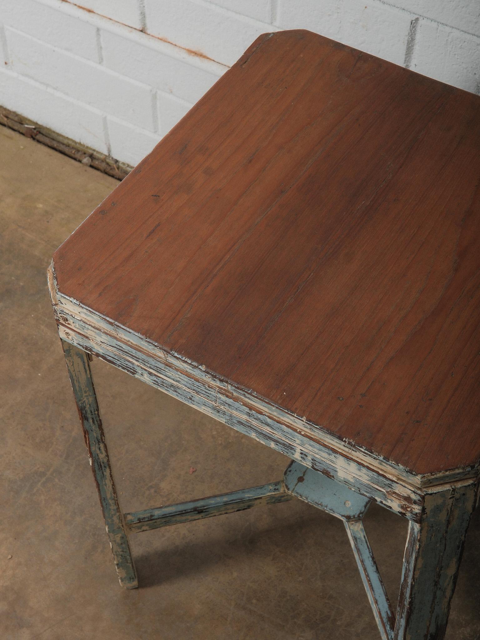 Indien Distressed Painted Wooden Accent Table with Weathered Blue Patina en vente