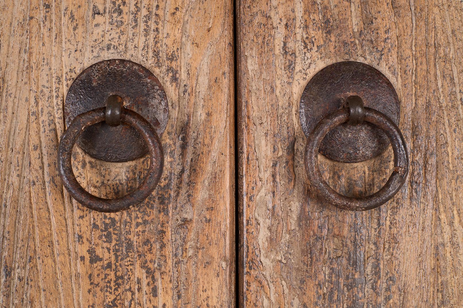 Legno Armadio a due ante in patina anticata in vendita