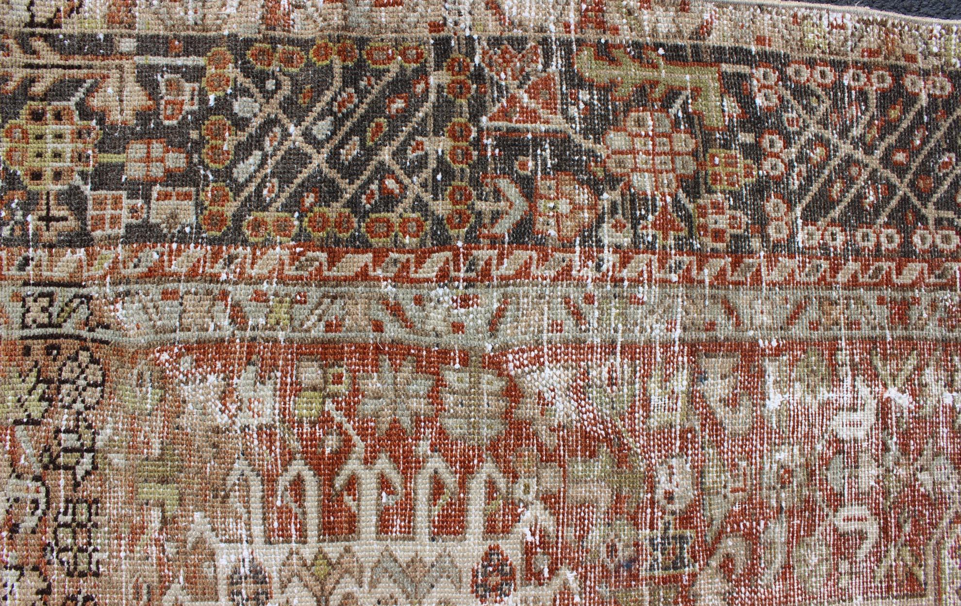 Persischer Karadjeh-Teppich im Used-Stil mit Medaillon und geometrischem Stammesmuster im Angebot 8