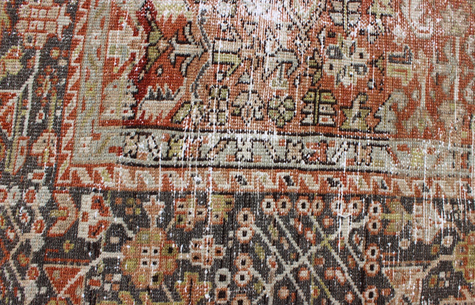 Persischer Karadjeh-Teppich im Used-Stil mit Medaillon und geometrischem Stammesmuster (Wolle) im Angebot