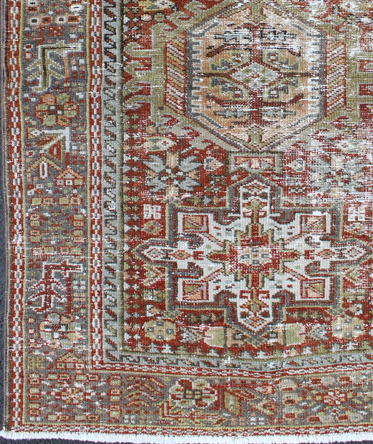 Vintage Persischer Karadjeh Teppich mit drei Medaillons mit geometrischem Stammesmuster, Teppich gng-4749, Herkunftsland / Art: Iran / Karadjeh, um 1930

Dieser antike, handgewebte persische Karadjeh-Teppich aus dem frühen 20. Jahrhundert zeigt