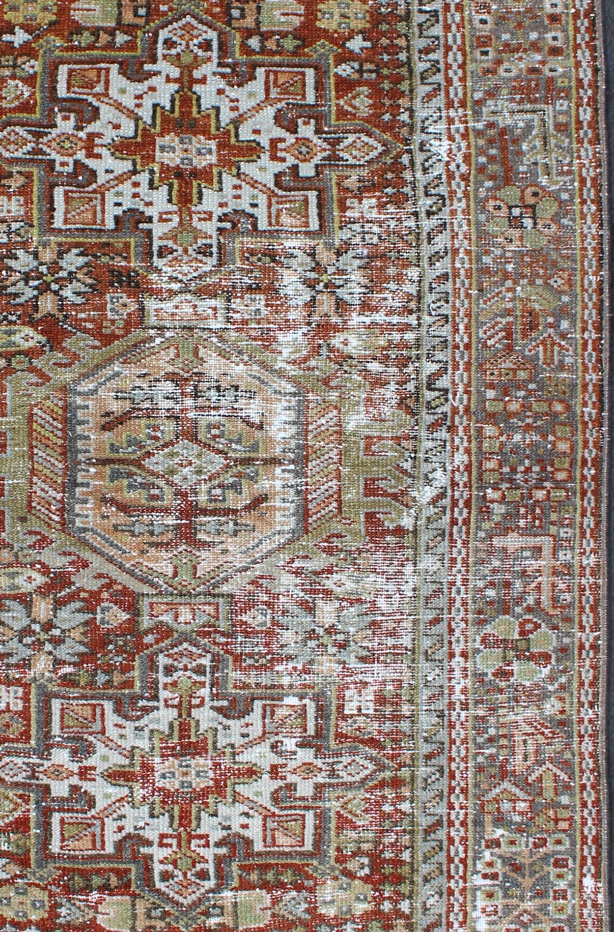 Persischer Karadjeh-Teppich im Used-Look im Used-Look mit drei Medaillons und geometrischem Stammesmuster (Handgeknüpft)