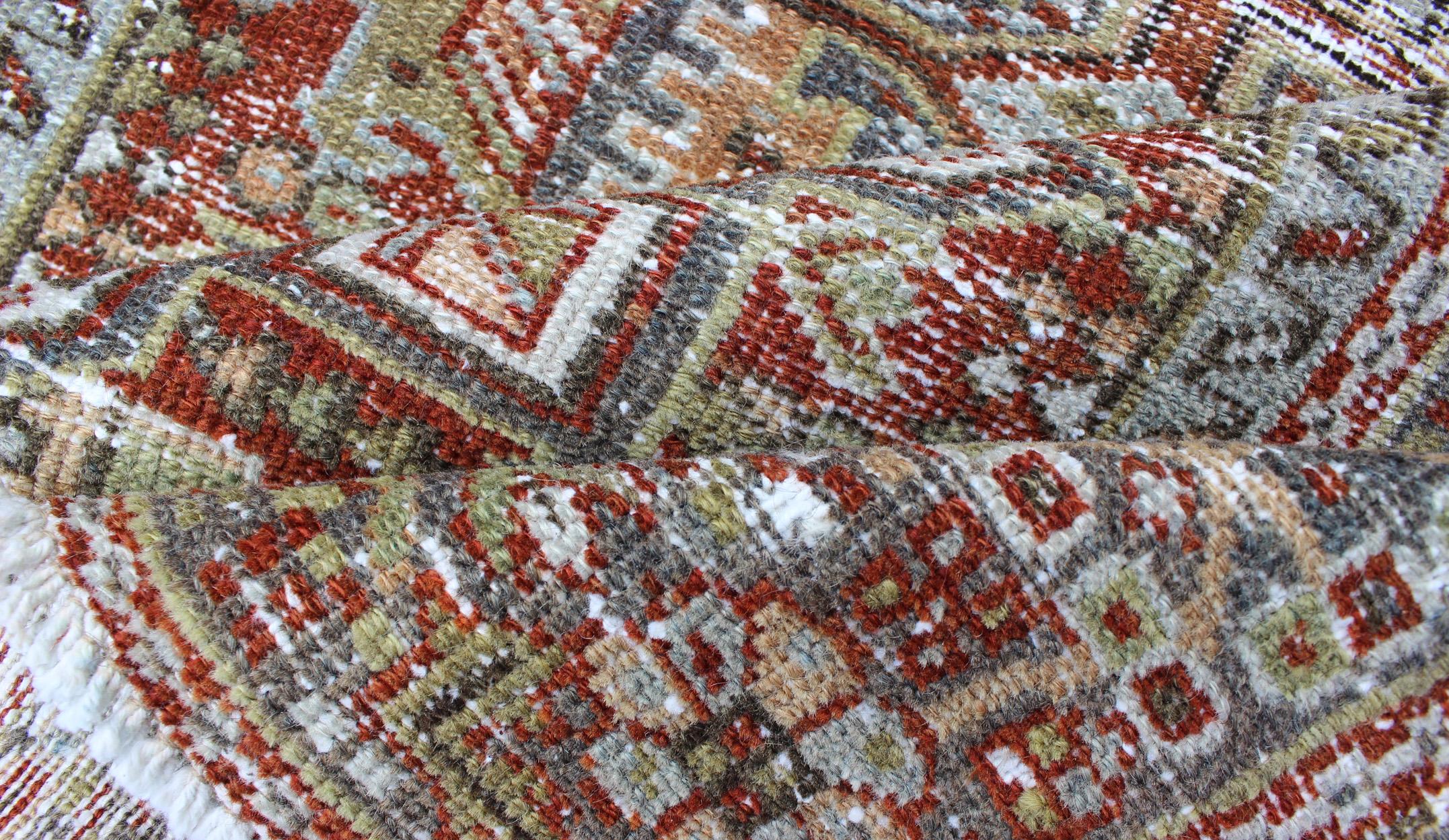 Persischer Karadjeh-Teppich im Used-Look im Used-Look mit drei Medaillons und geometrischem Stammesmuster im Zustand „Starke Gebrauchsspuren“ in Atlanta, GA