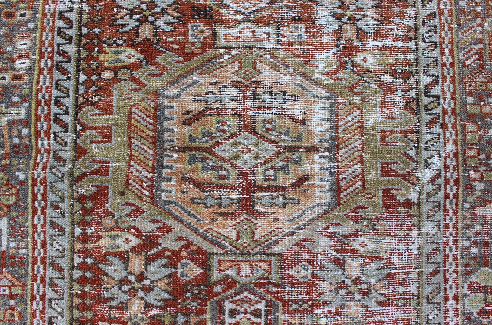 Persischer Karadjeh-Teppich im Used-Look im Used-Look mit drei Medaillons und geometrischem Stammesmuster (Wolle)