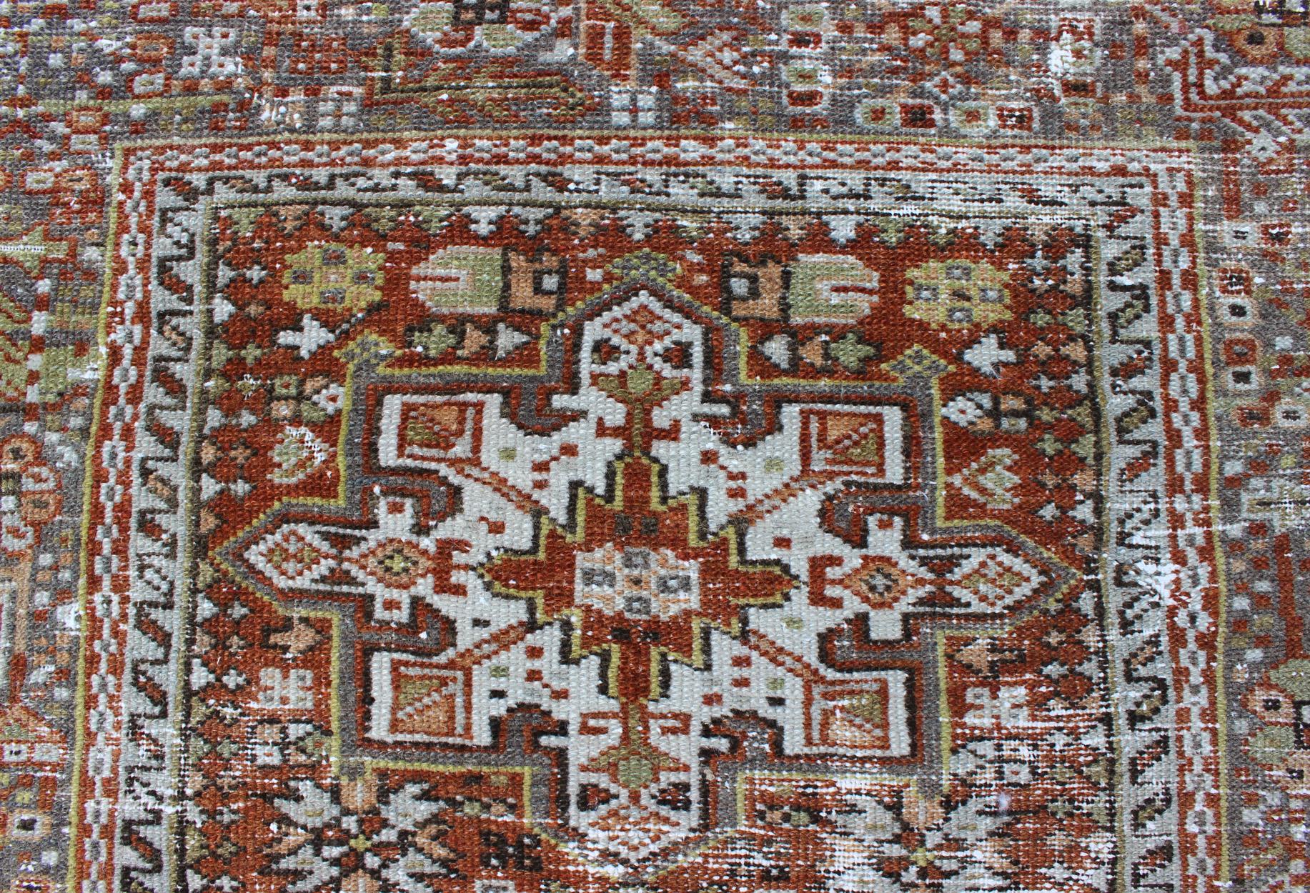 Persischer Karadjeh-Teppich im Used-Look im Used-Look mit drei Medaillons und geometrischem Stammesmuster 1