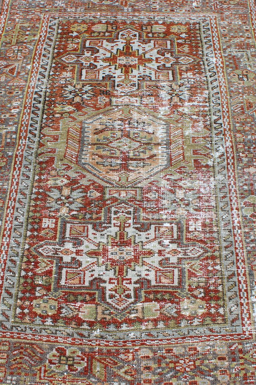 Persischer Karadjeh-Teppich im Used-Look im Used-Look mit drei Medaillons und geometrischem Stammesmuster 2