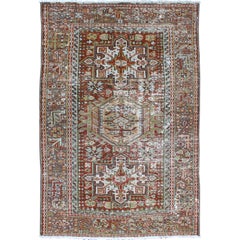 Persischer Karadjeh-Teppich im Used-Stil mit drei Medaillons und geometrischem Stammesmuster