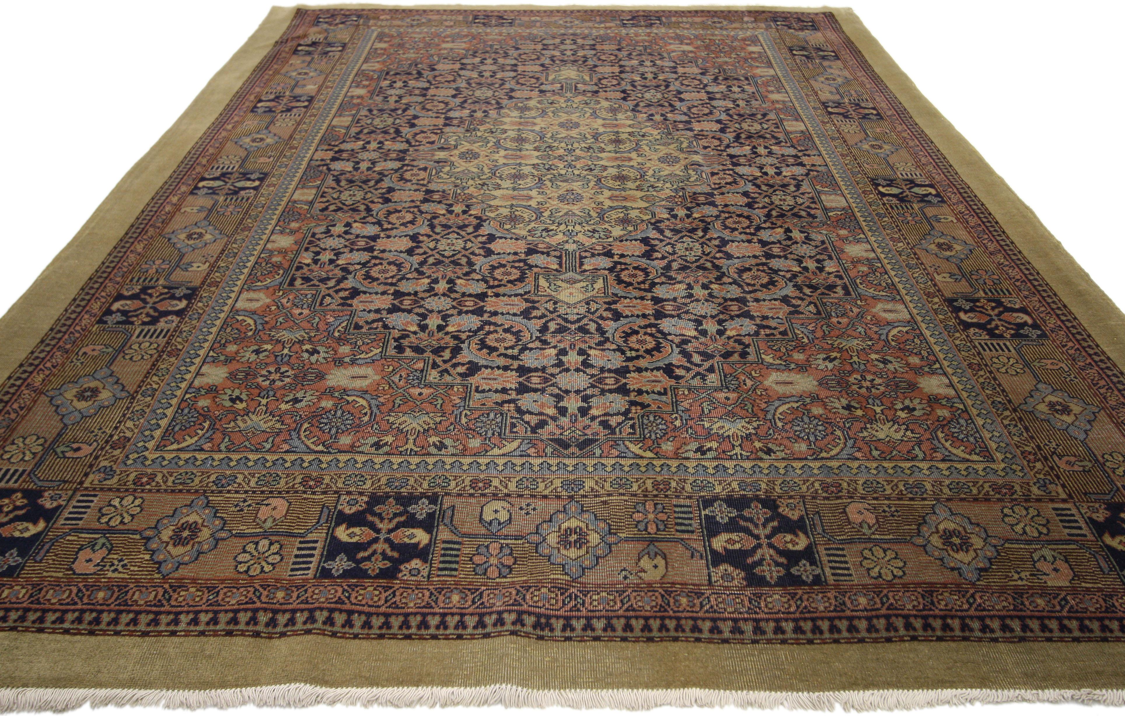 71853, Tapis de style persan Malayer en mauvais état. De superbes ornements denses remplissent le champ du tapis de ce tapis persan de style Malayer. Un treillis coloré relie le médaillon et les écoinçons, le tout s'intégrant parfaitement dans une