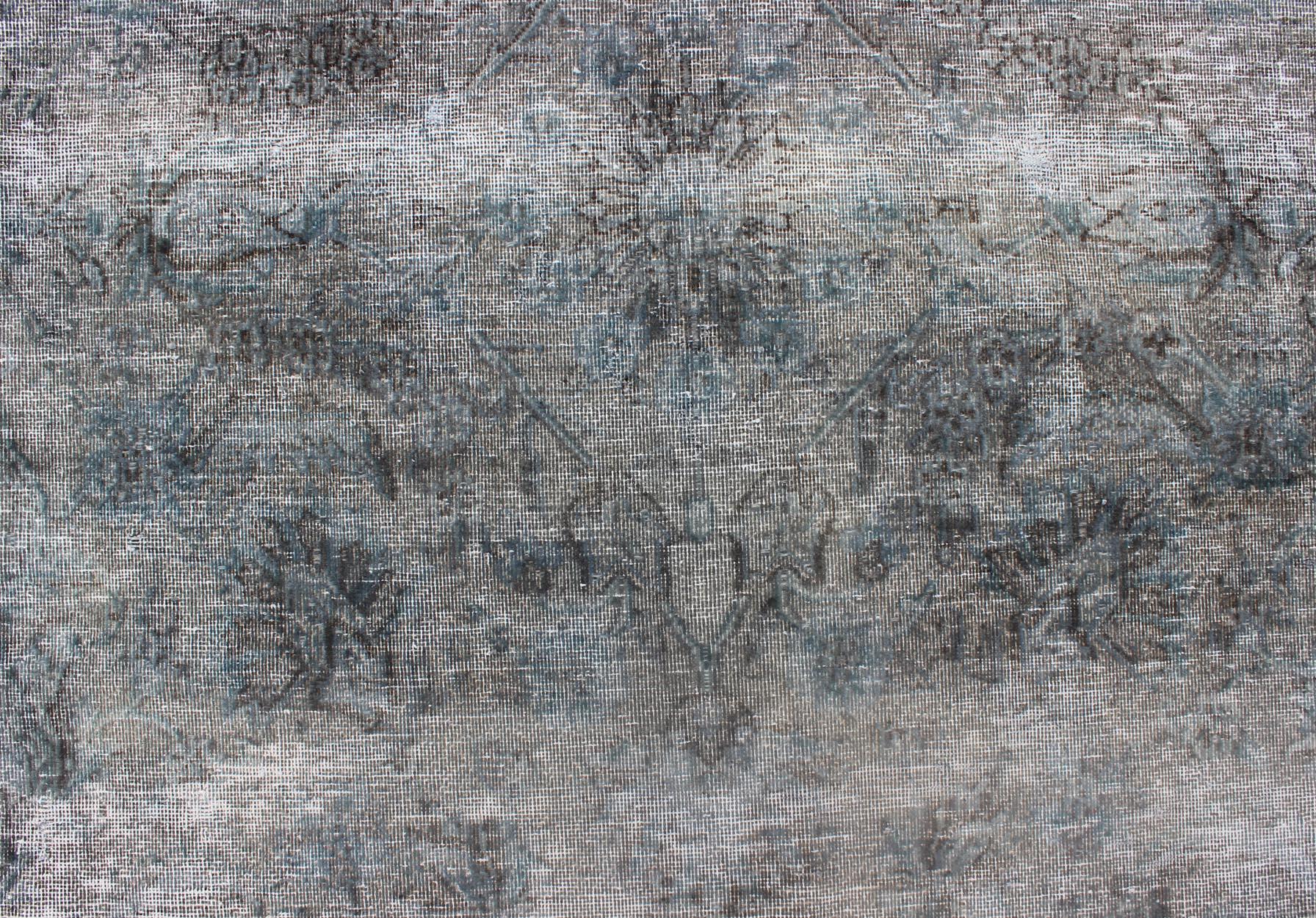 Persiano Tappeto persiano con un design moderno in grigio e blu, con effetto invecchiato in vendita