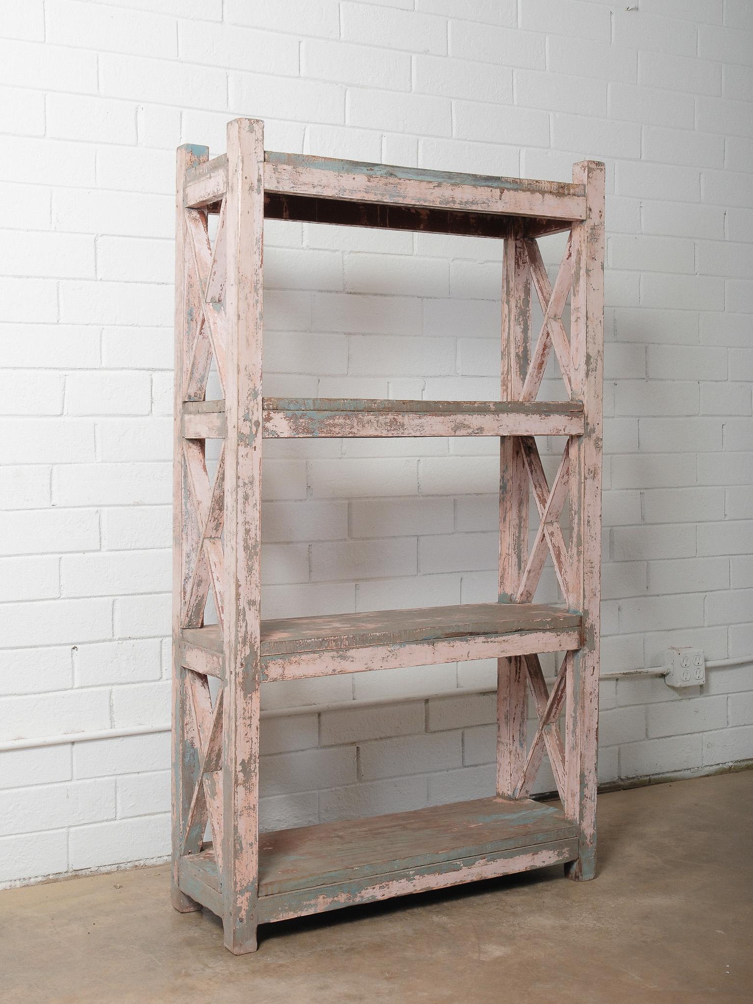 Rustico Scaffale espositivo in legno dipinto di rosa e verde acqua, con effetto invecchiato in vendita