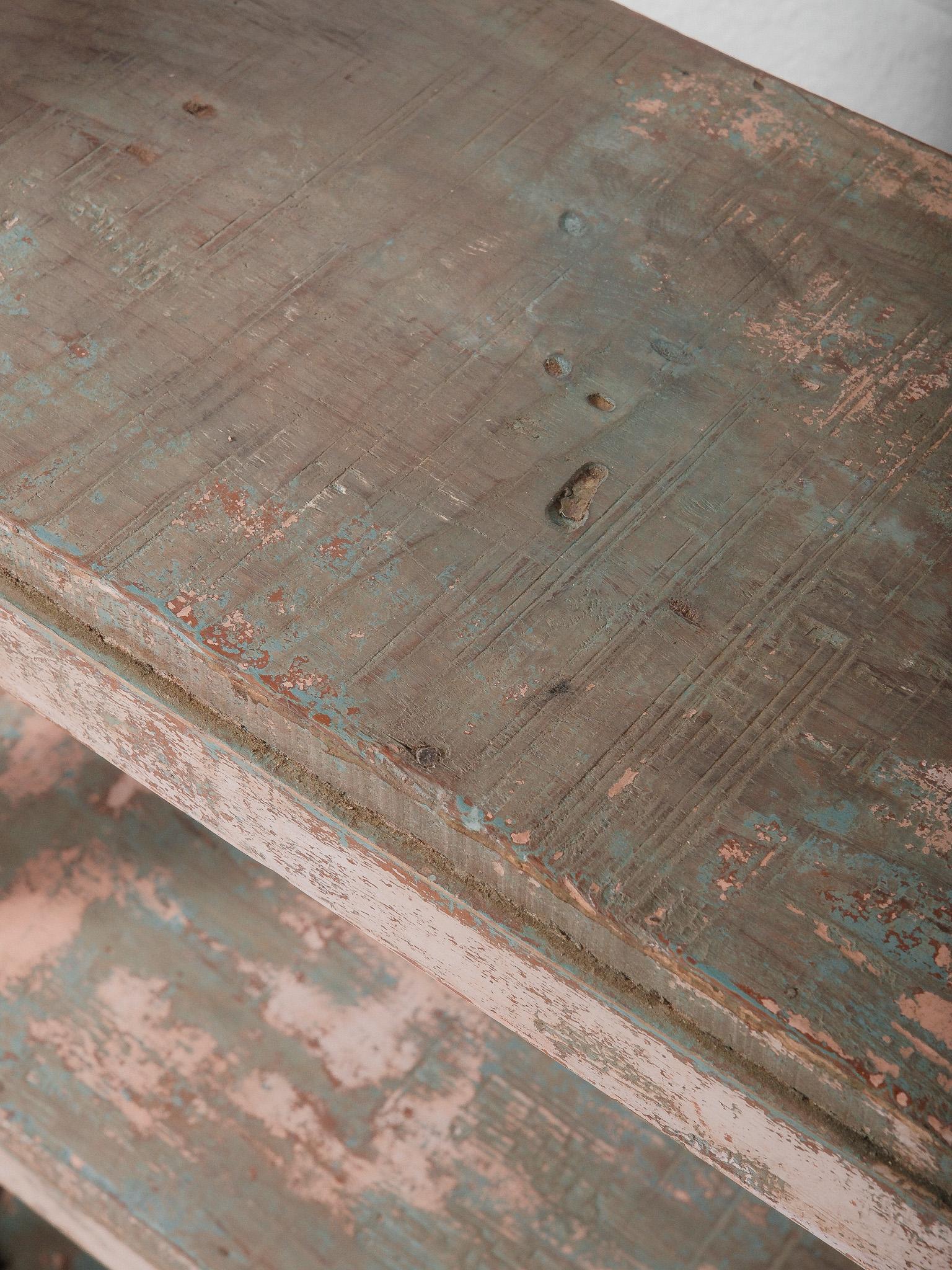 Indiano Scaffale espositivo in legno dipinto di rosa e verde acqua, con effetto invecchiato in vendita