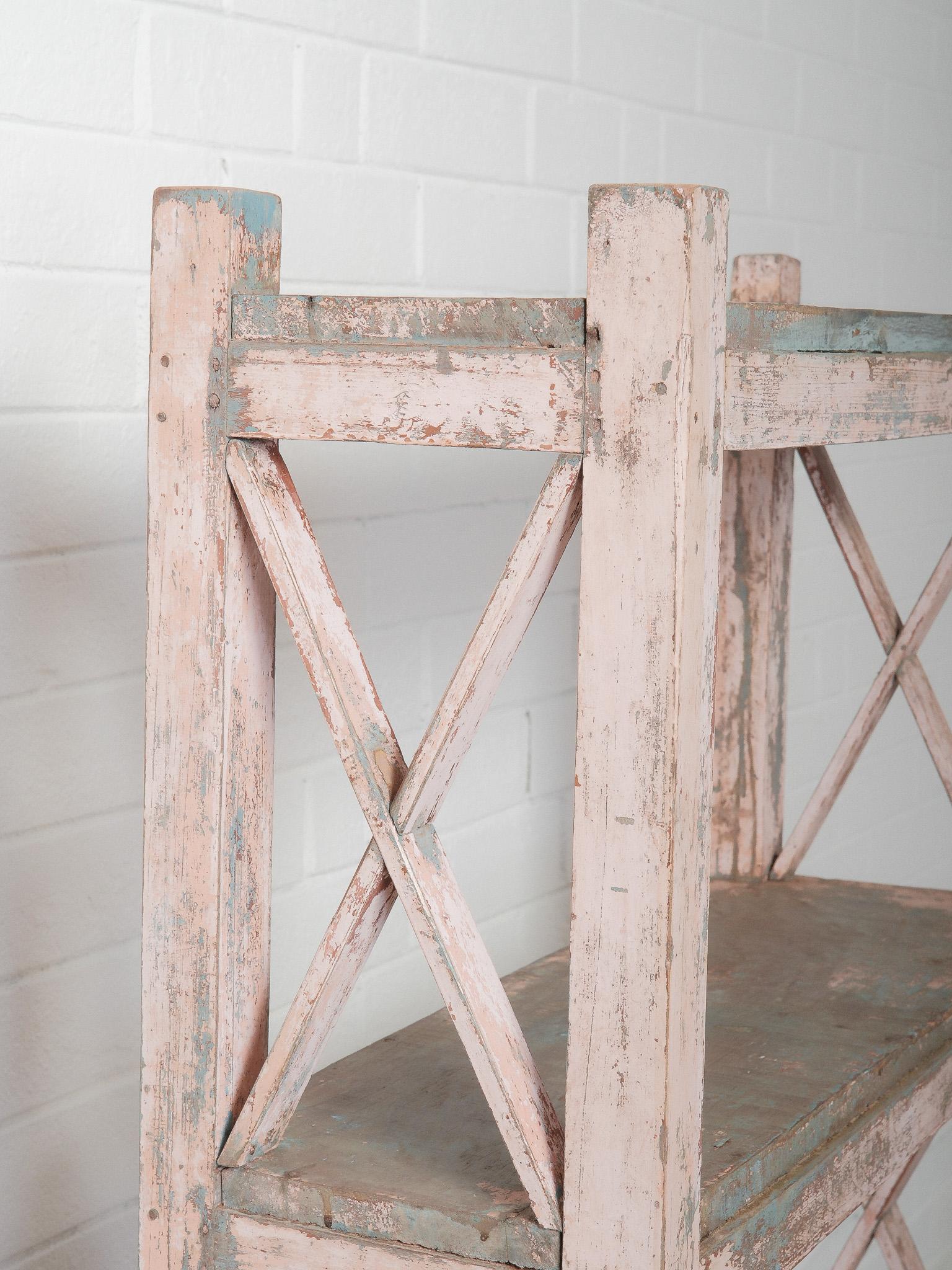 Dipinto Scaffale espositivo in legno dipinto di rosa e verde acqua, con effetto invecchiato in vendita