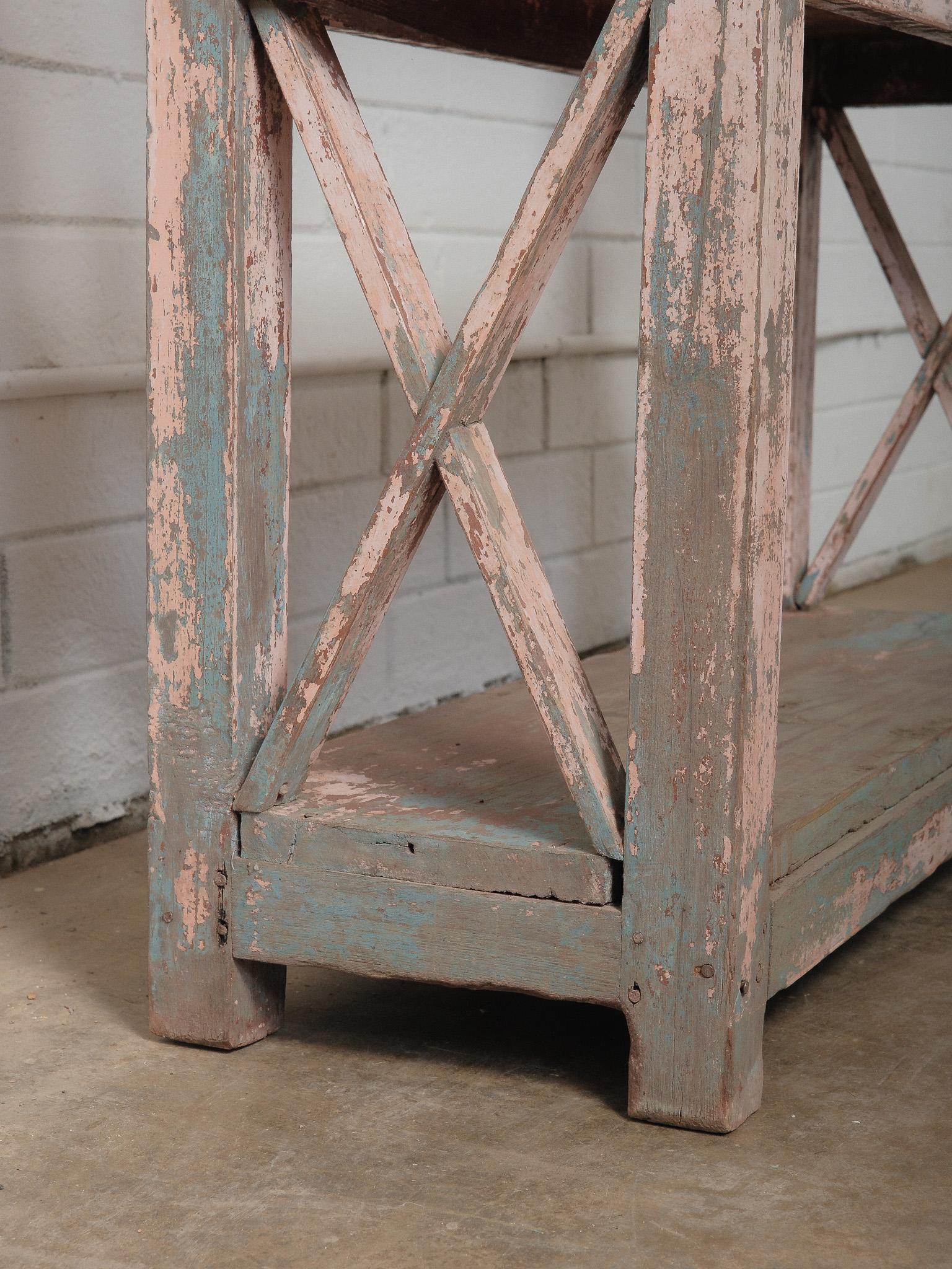 Scaffale espositivo in legno dipinto di rosa e verde acqua, con effetto invecchiato In condizioni buone in vendita a High Point, NC