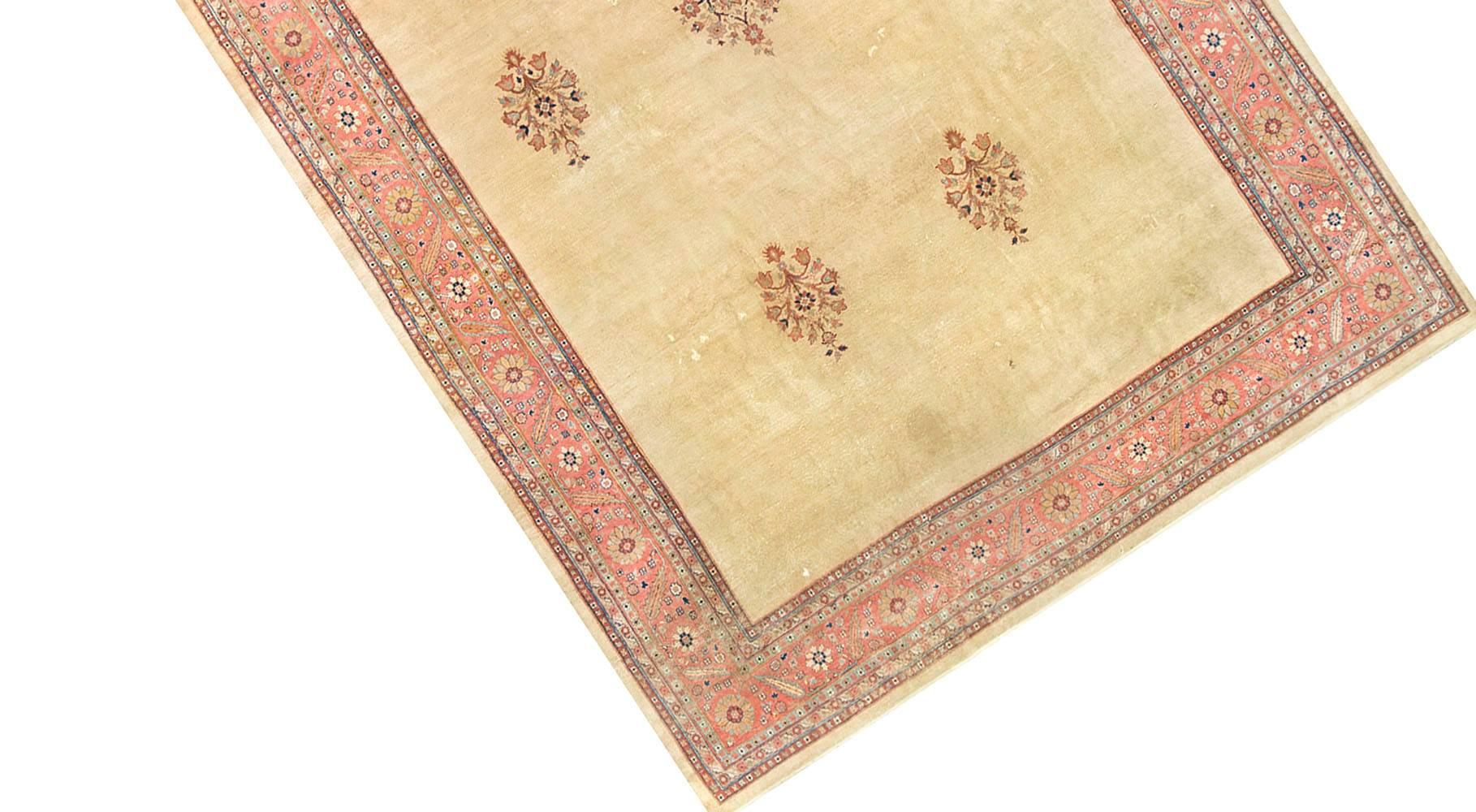 Abgenutzt, shabby chic. Der Teppich ist solide, aber mit niedrigem Flor und mit Bereichen, in denen die Kette zu sehen ist, sowie mit einem Used-Look, der zu seiner Schönheit und seinem Charme beiträgt. Der Teppich hat eine solide Grundlage und hält