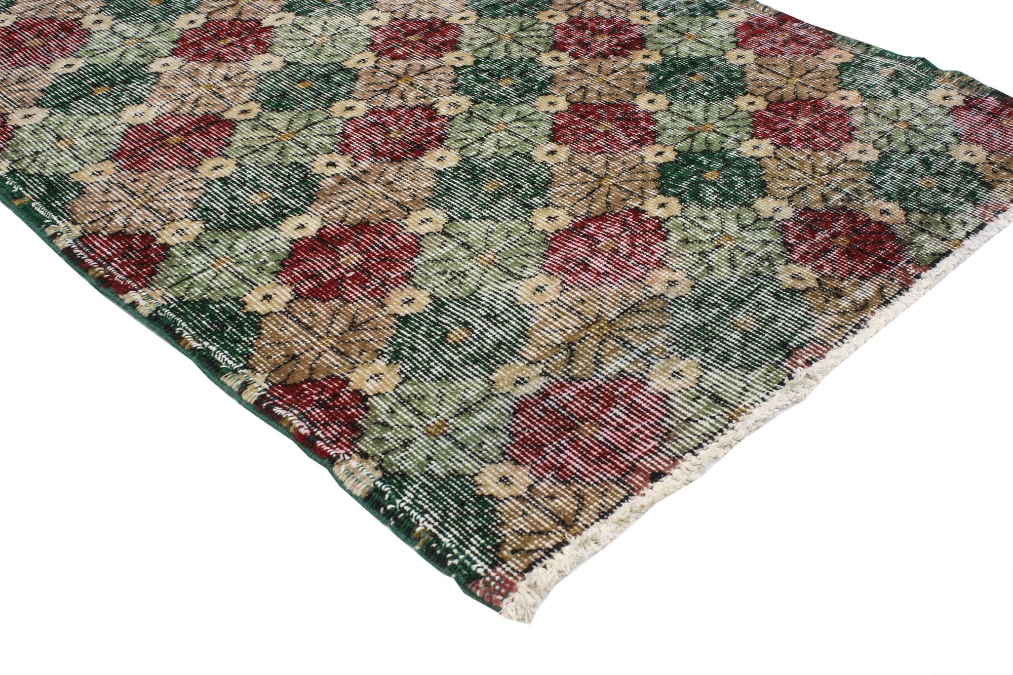 51913 Tapis Sivas turc vintage avec style traditionnel anglais rustique 02'09 x 06'02. Amoureusement usé par le temps avec une élégance discrète, ce tapis turc Sivas en laine nouée à la main incarne magnifiquement un style traditionnel anglais. Le