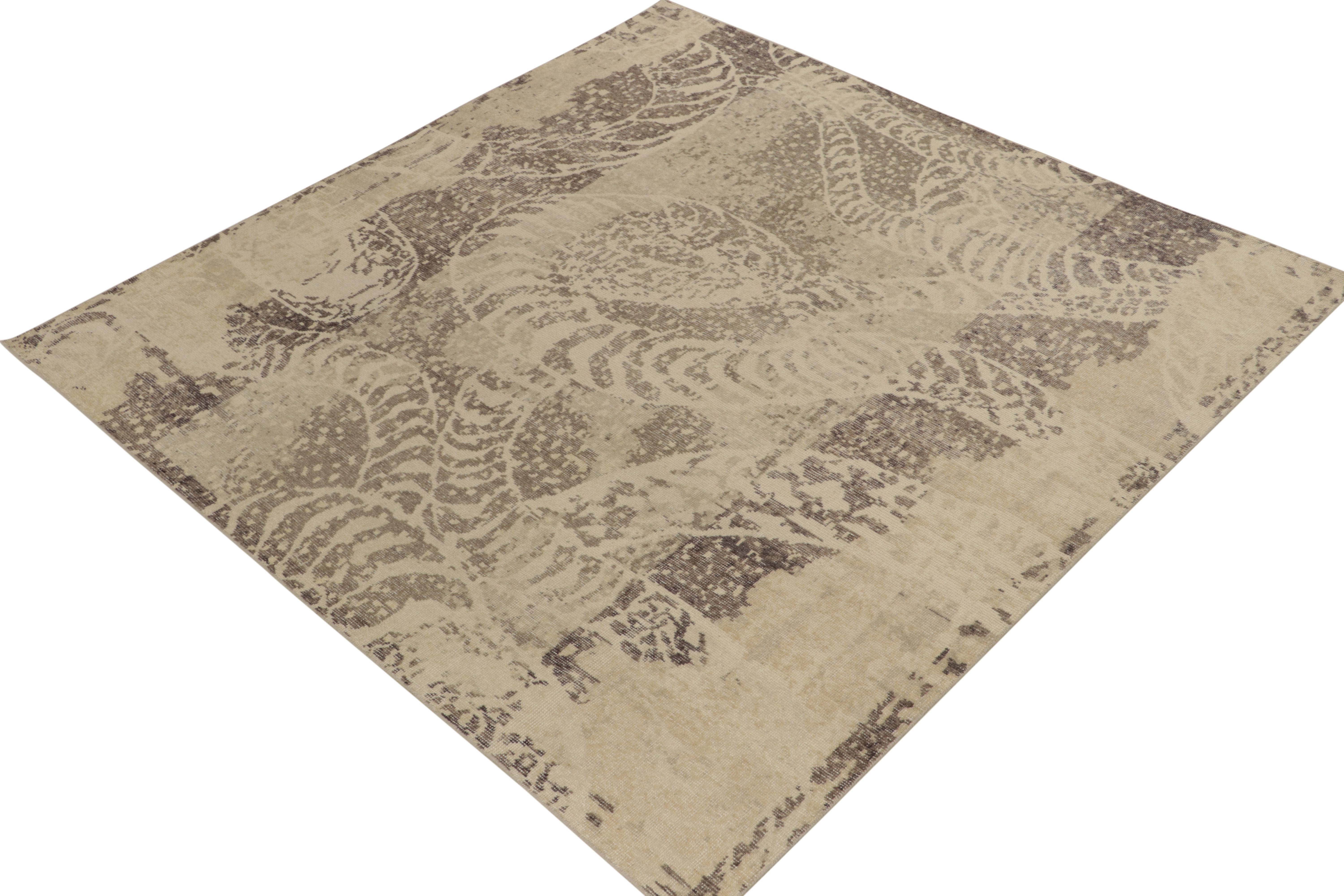 Dalla collezione Homage di Rug & Kilim, un tappeto quadrato astratto in stile angosciato con un gioco di beige-marrone e grigio per un'allure classica e confortevole. Ispirata all'astrazione dei tappeti in pelle di animale, la visione 8x8 gode di