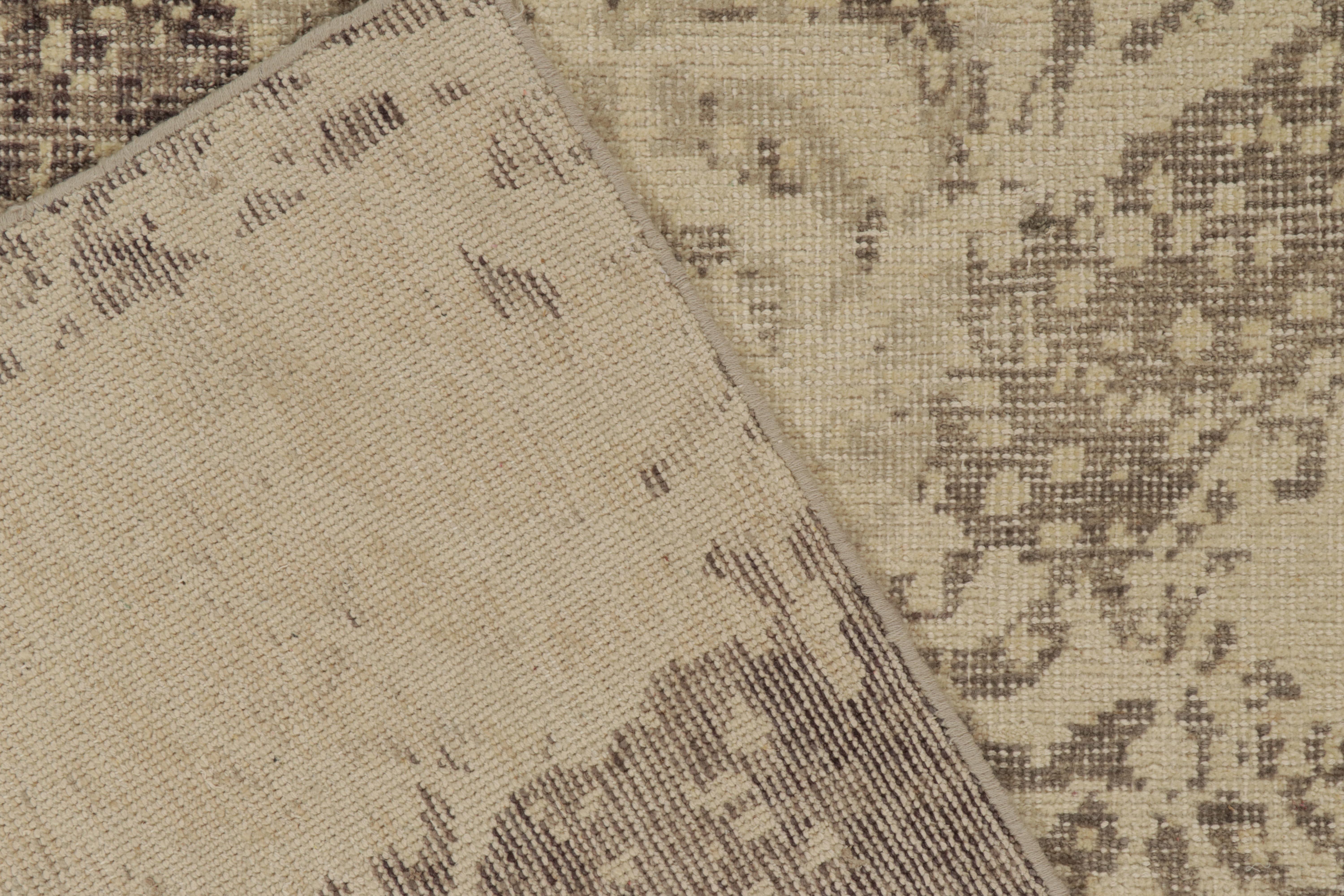 Rug & Kilim: Tappeto astratto in stile Distressed con motivo beige-marrone e grigio In condizioni Nuovo in vendita a Long Island City, NY