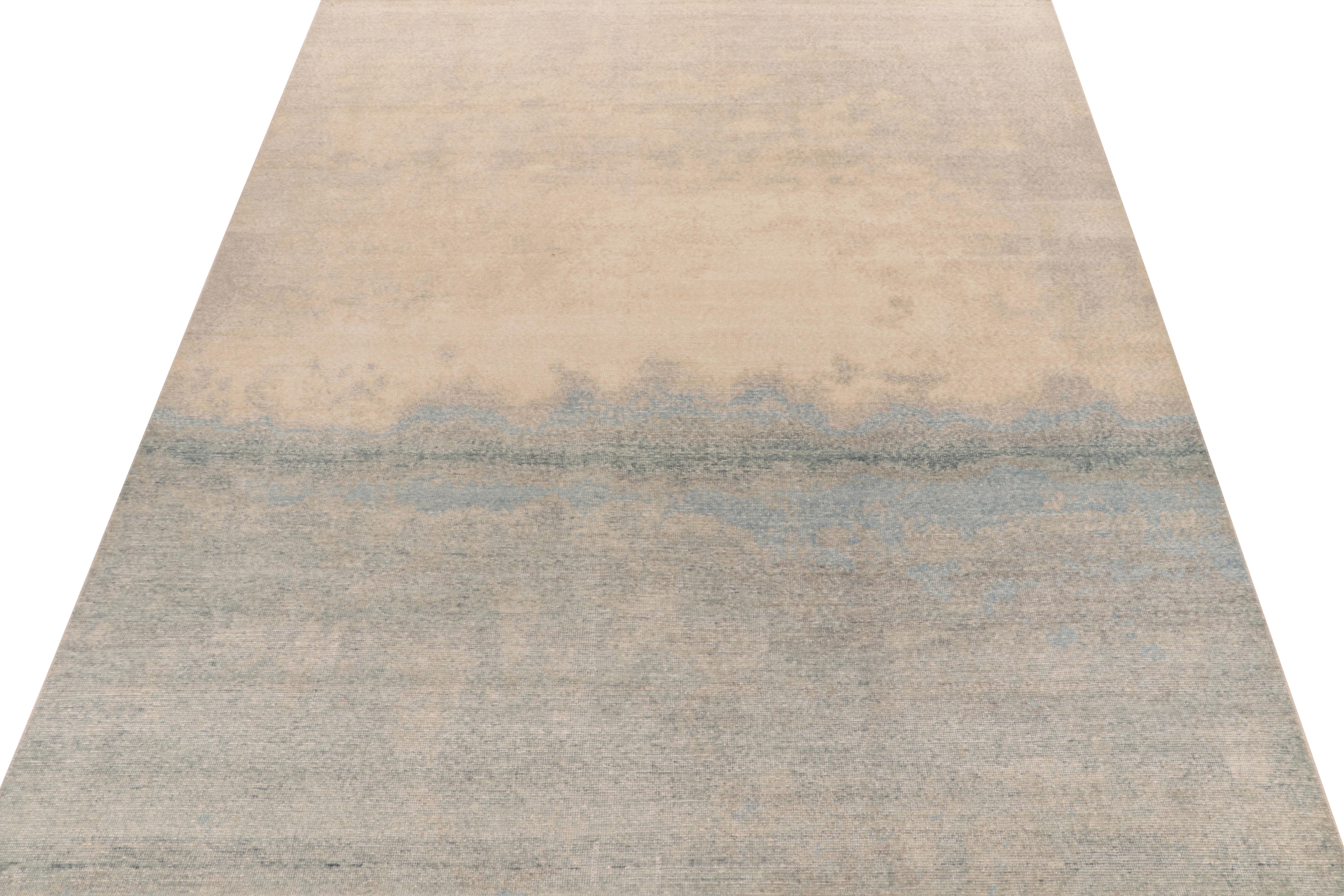 Dalla collezione Homage di Rug & Kilim, un disegno di tappeto astratto in stile angosciato disponibile per pezzi personalizzati in tutte le dimensioni e colori. Esemplificato in questa scala 9x12, goditi il gioco positivo e negativo di grigio, blu e