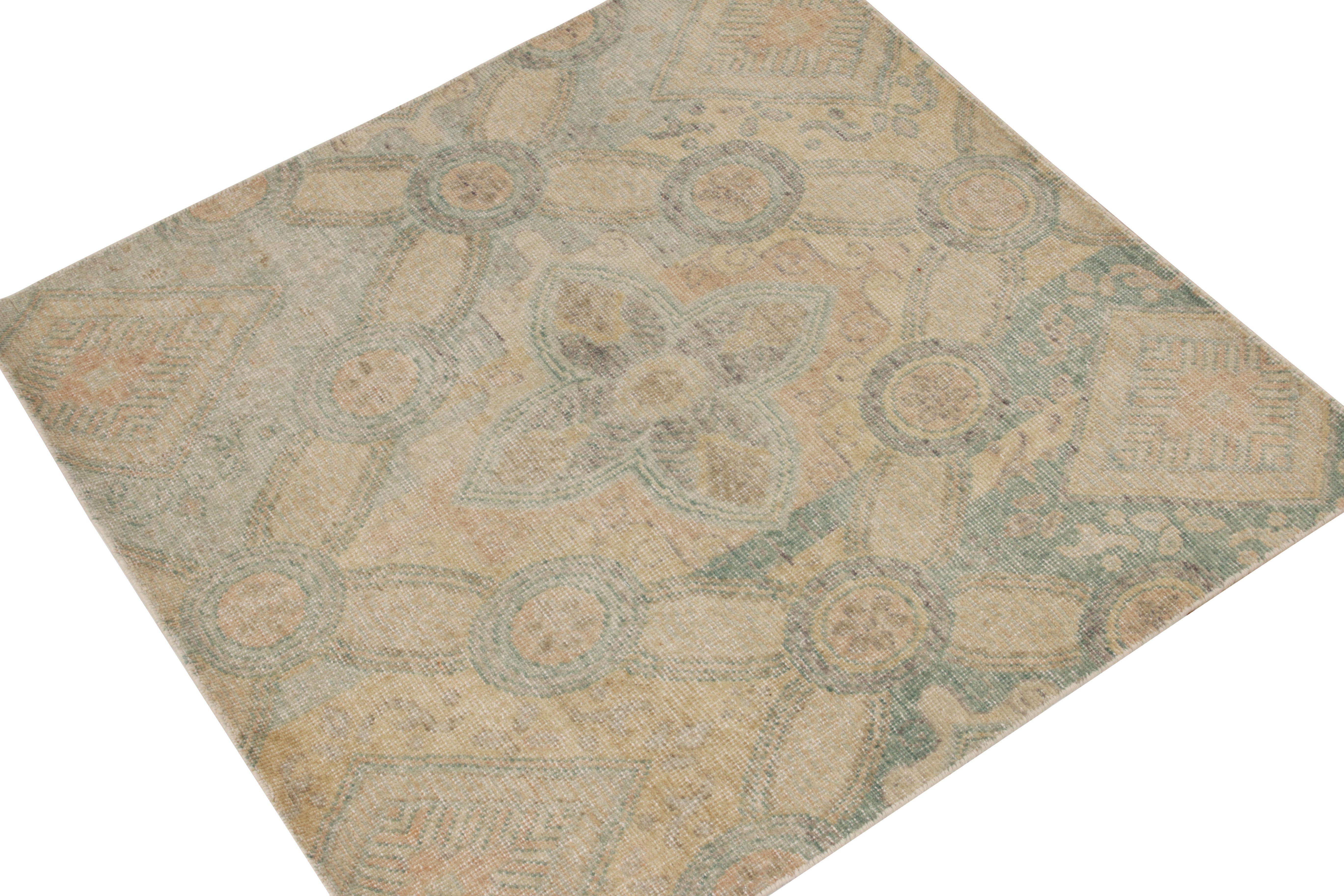 Deko-Teppich im Distressed-Stil in Blau, Grün und Beige mit Blumenmuster von Rug & Kilim (Art déco) im Angebot
