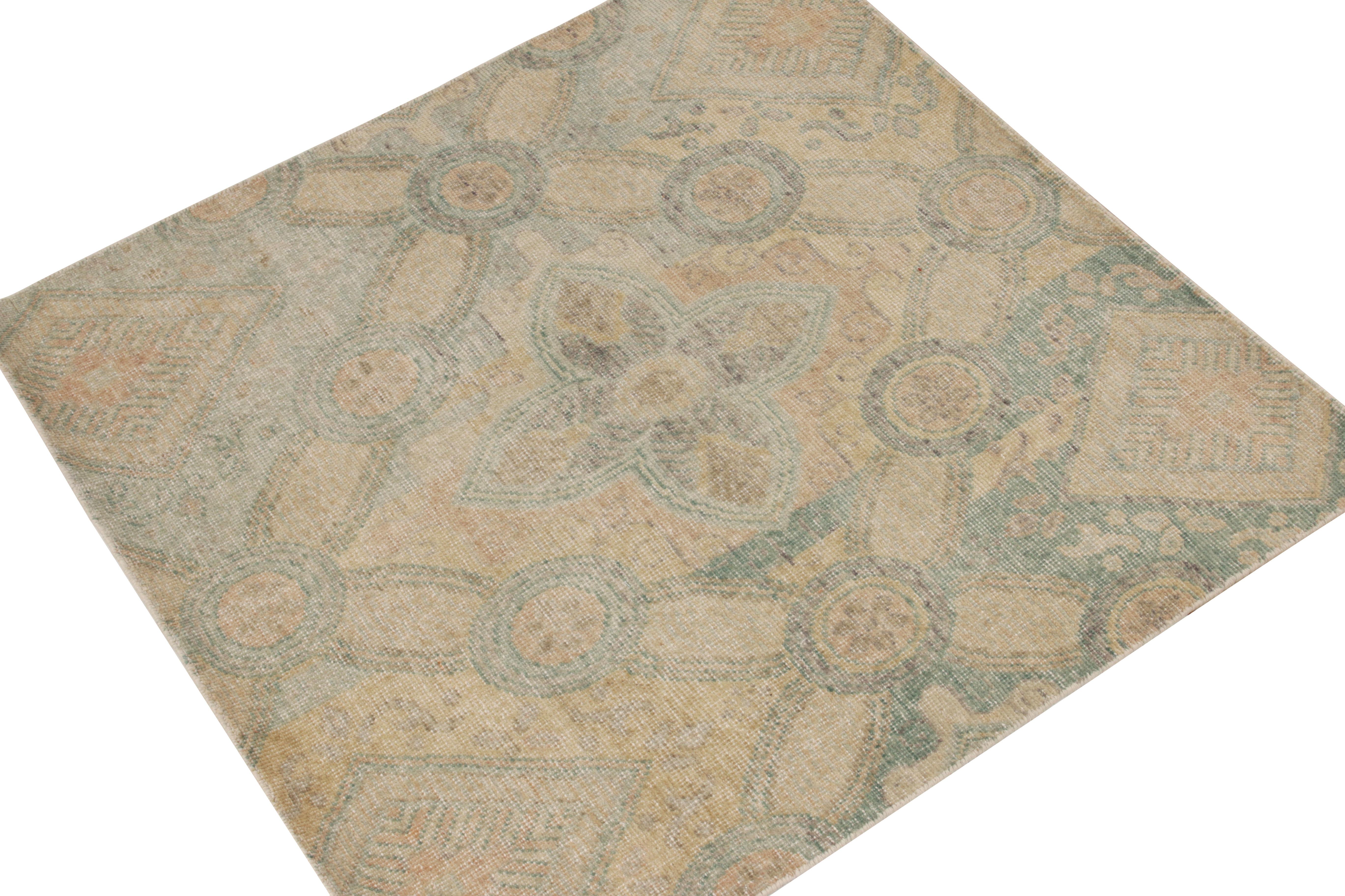 Teppich im Used-Look in Blau, Grün & Beige mit Blumenmuster von Rug & Kilim (Art déco) im Angebot