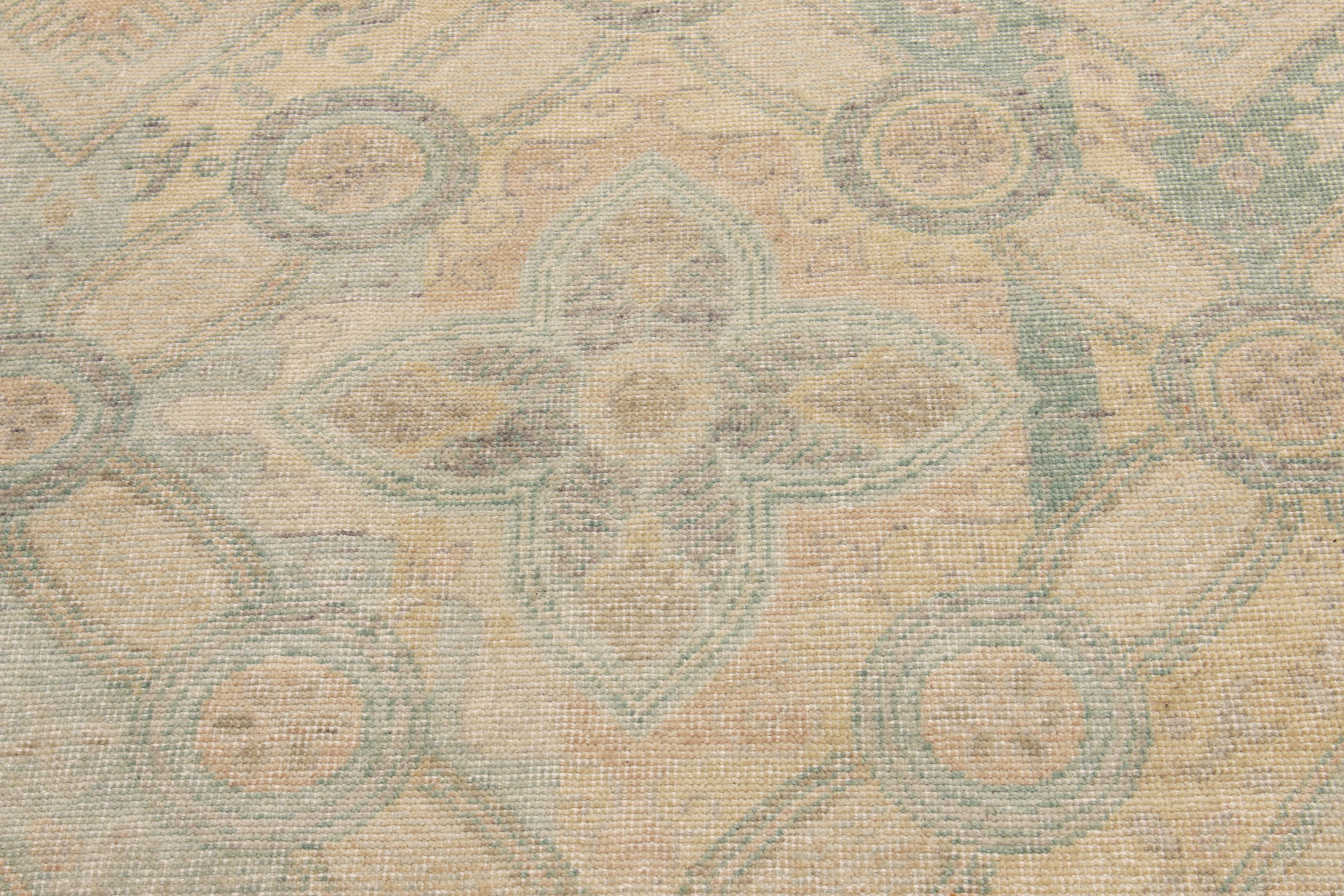 Teppich im Used-Look in Blau, Grün & Beige mit Blumenmuster von Rug & Kilim (Indisch) im Angebot