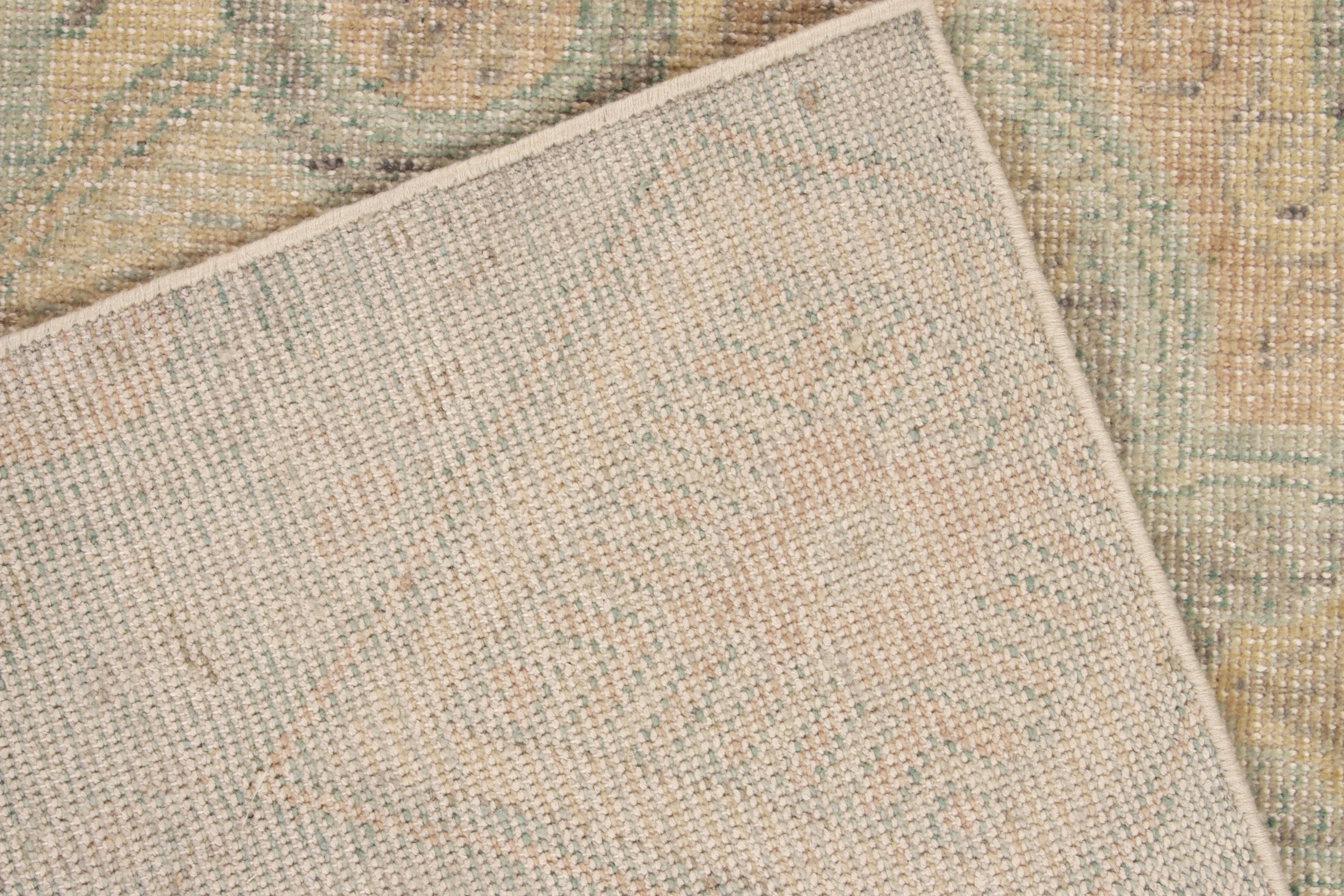 Teppich im Used-Look in Blau, Grün & Beige mit Blumenmuster von Rug & Kilim im Zustand „Neu“ im Angebot in Long Island City, NY