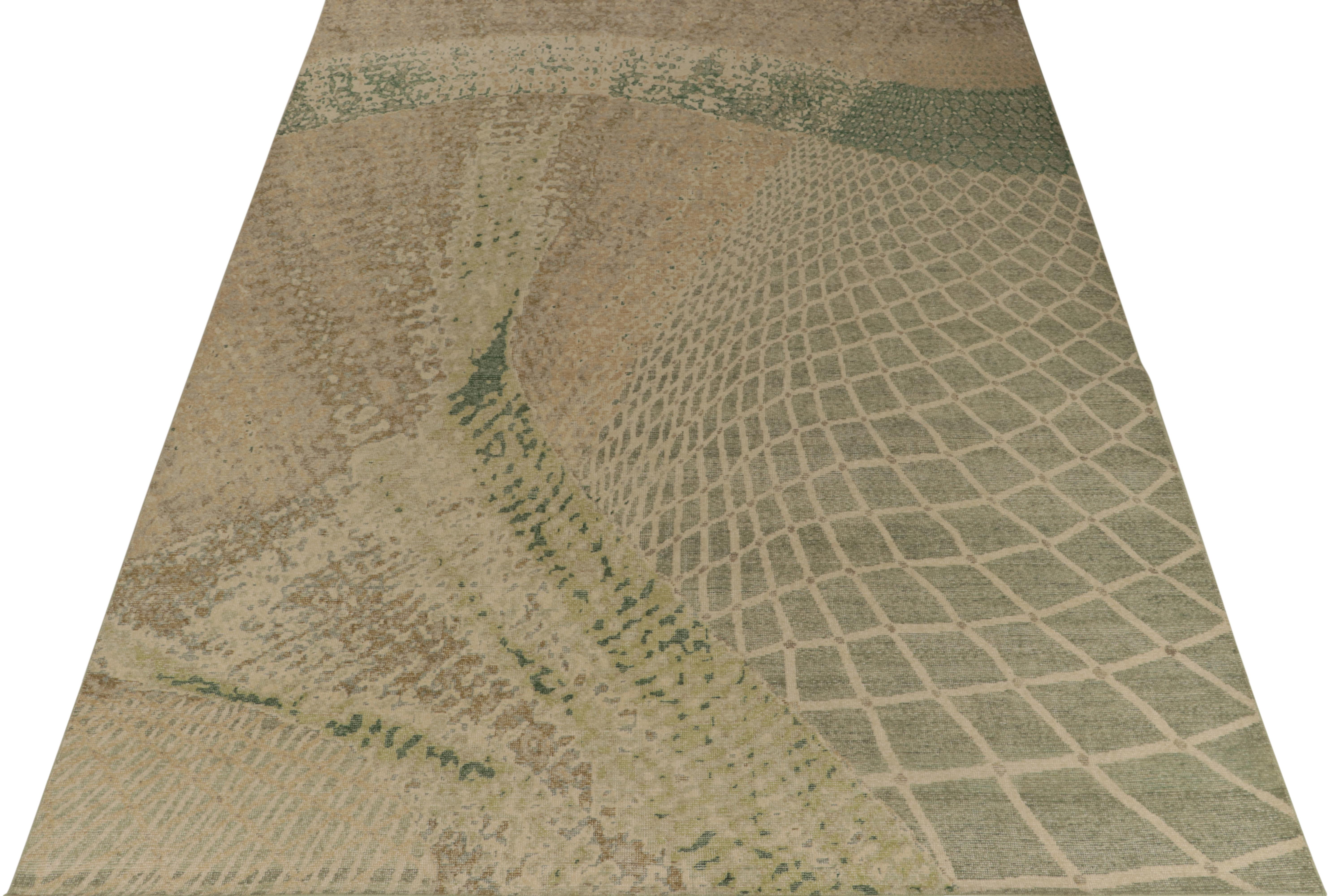 De la collection Homage de Rug & Kilim, un tapis abstrait de 9x12 de style vieilli qui présente un jeu de couleur mature de beige, gris et vert gazon. La facilité d'entretien et le confort du lavage se traduisent par un velours de laine texturé, une