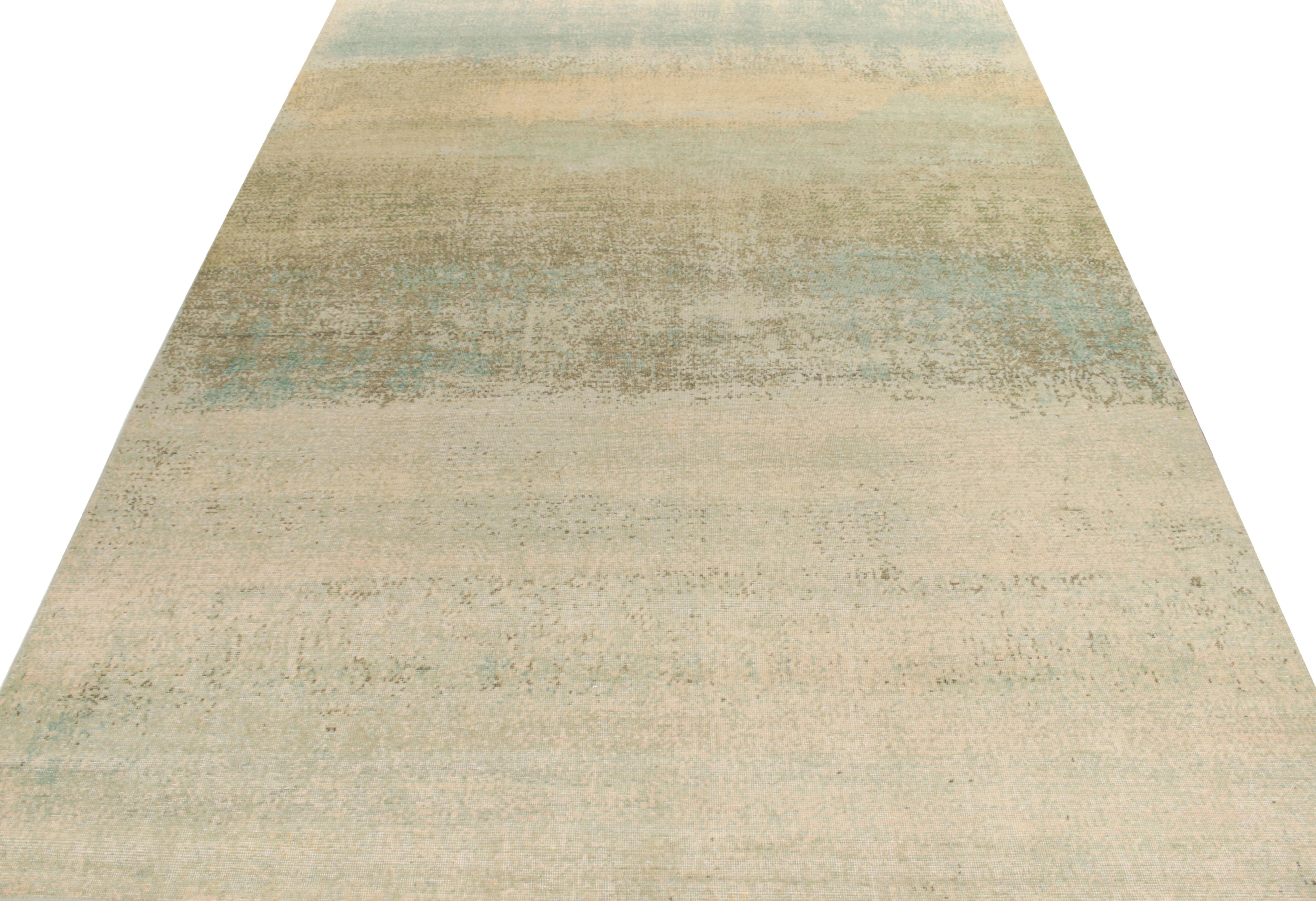 Der handgeknüpfte Wollteppich im Format 10 x 14 aus der Homage-Kollektion von Rug & Kilim hat einen Farbverlauf in Meeresblau, Olivgrün und Goldtönen, der eine schäbige, schicke Ausstrahlung hat und einen erfrischenden, abstrakten, malerischen Stil