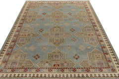 Moderner Teppich & Kelim-Teppich im Used-Stil in Blau, Gold und Rot mit geometrischem Muster
