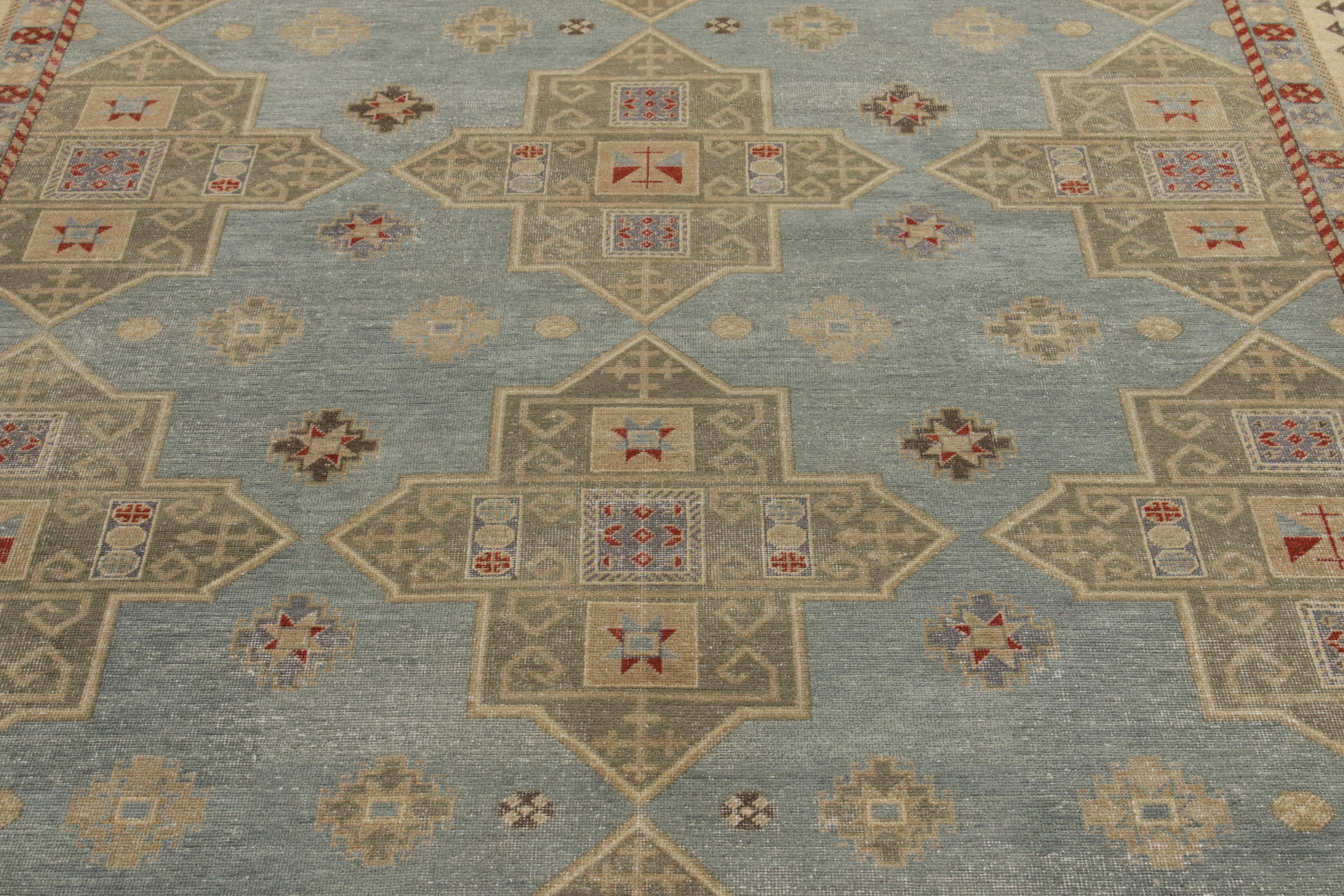 Alfombra moderna de estilo desgastado Rug & Kilim con diseño geométrico azul, dorado y rojo Indio en venta