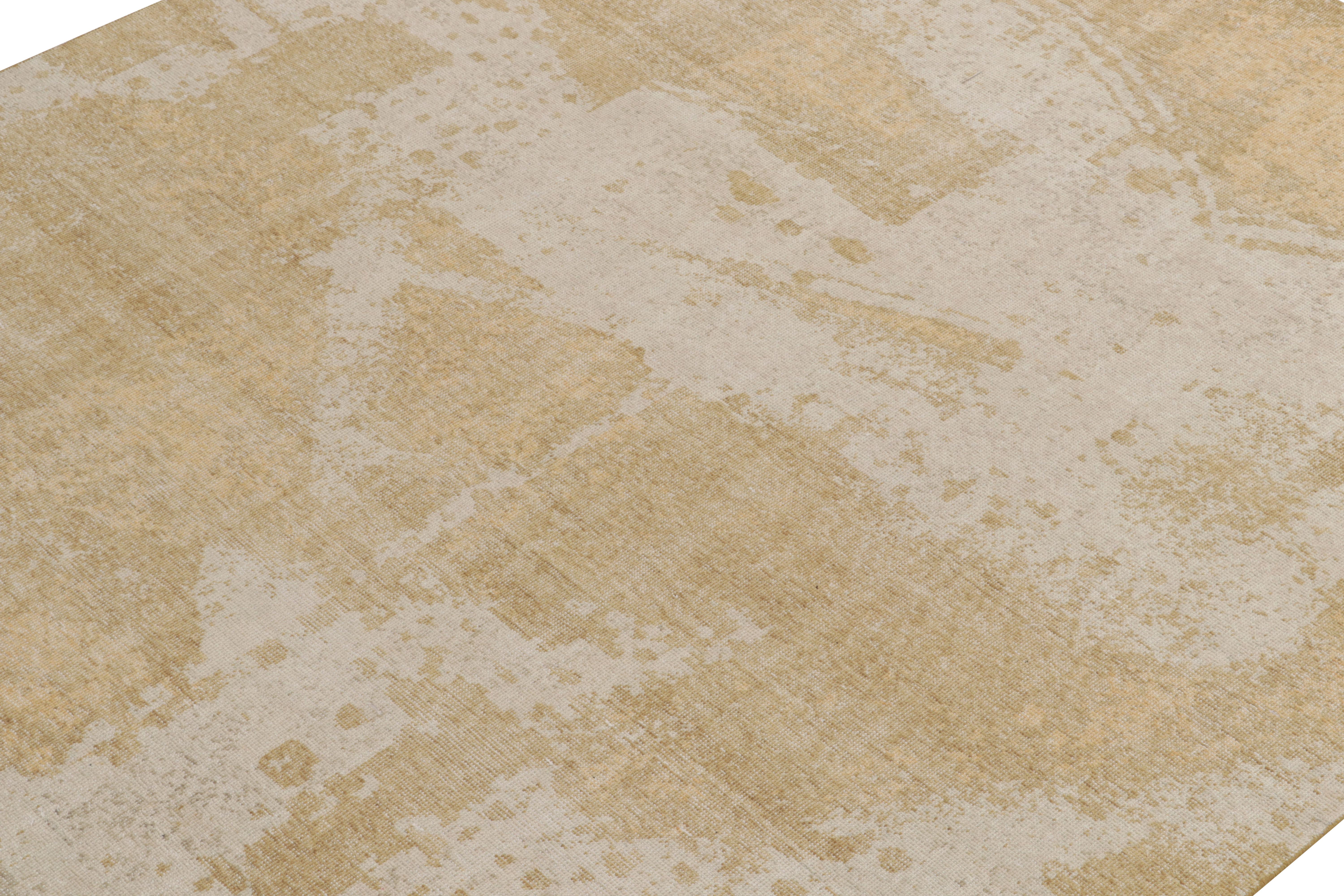 Hand-Knotted Rug & Kilim Distressed Style Modern Rug in Gold, Beige Abstract Pattern For Sale