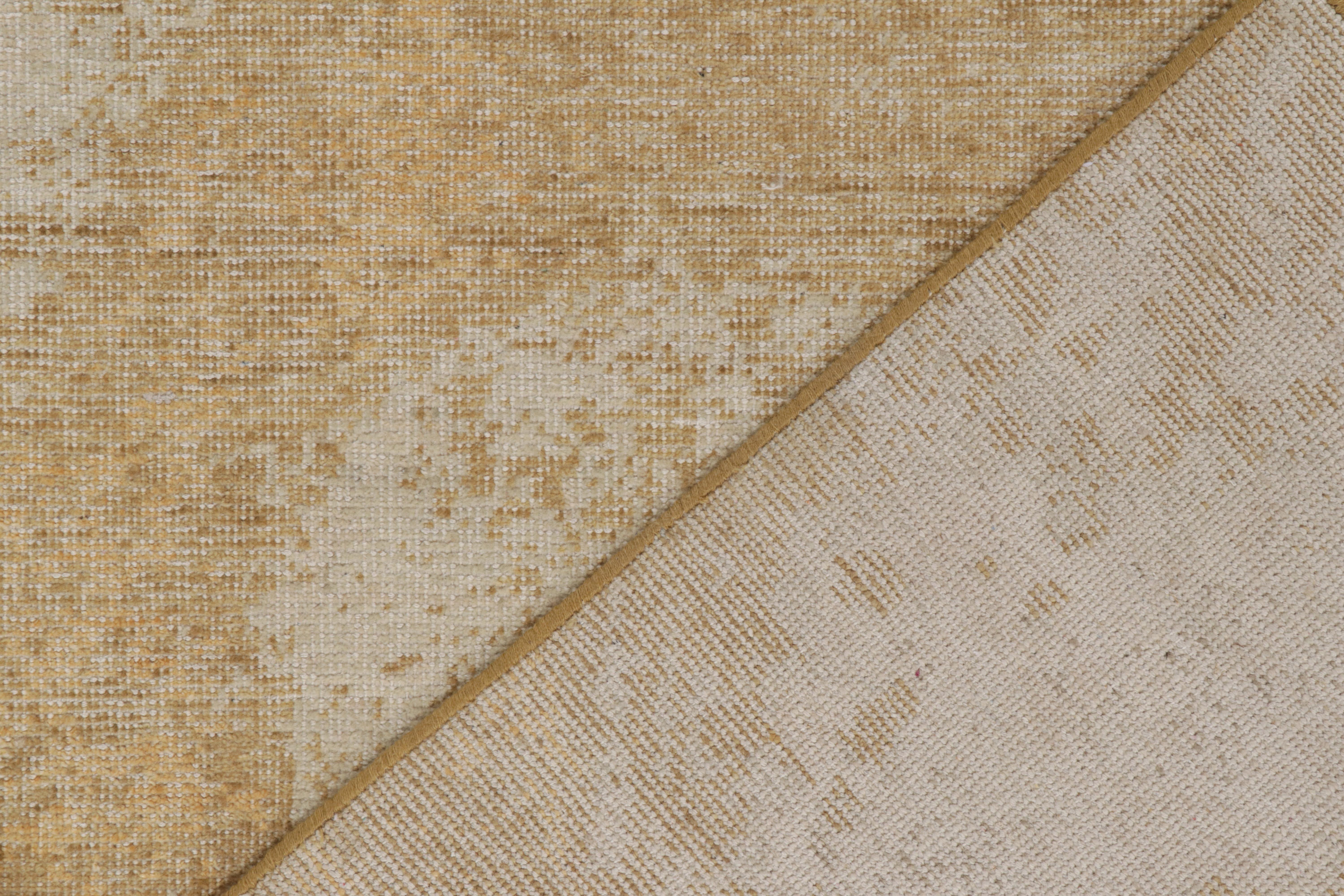 Moderner Teppich & Kelim-Teppich im Distressed-Stil in Gold, Beige mit abstraktem Muster (21. Jahrhundert und zeitgenössisch) im Angebot