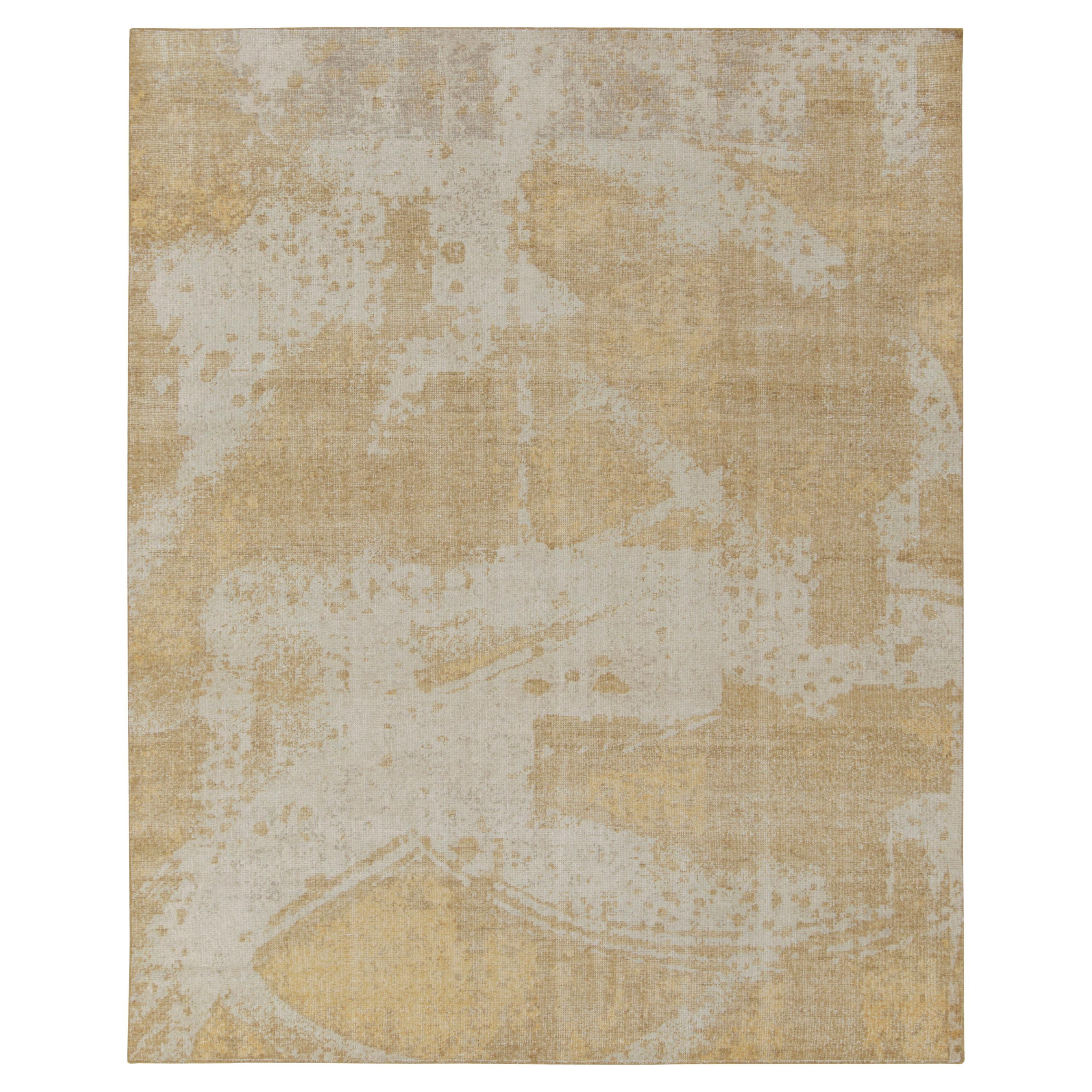 Moderner Teppich im Distressed-Stil in Gold, Beige mit abstraktem Muster von Teppich & Kelim