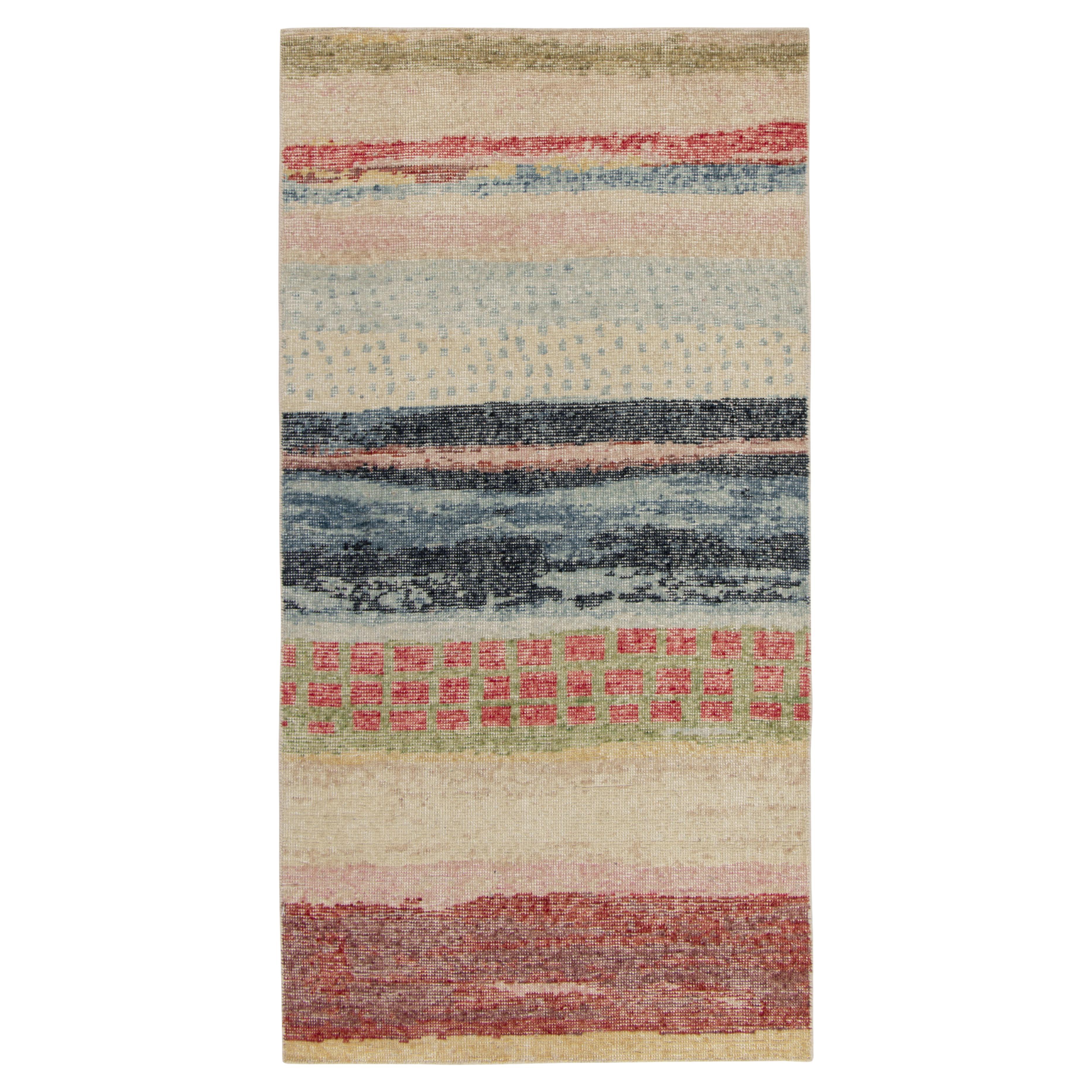 Moderner Teppich & Kelim-Läufer im Used-Stil in Blau und Rot mit abstraktem Muster
